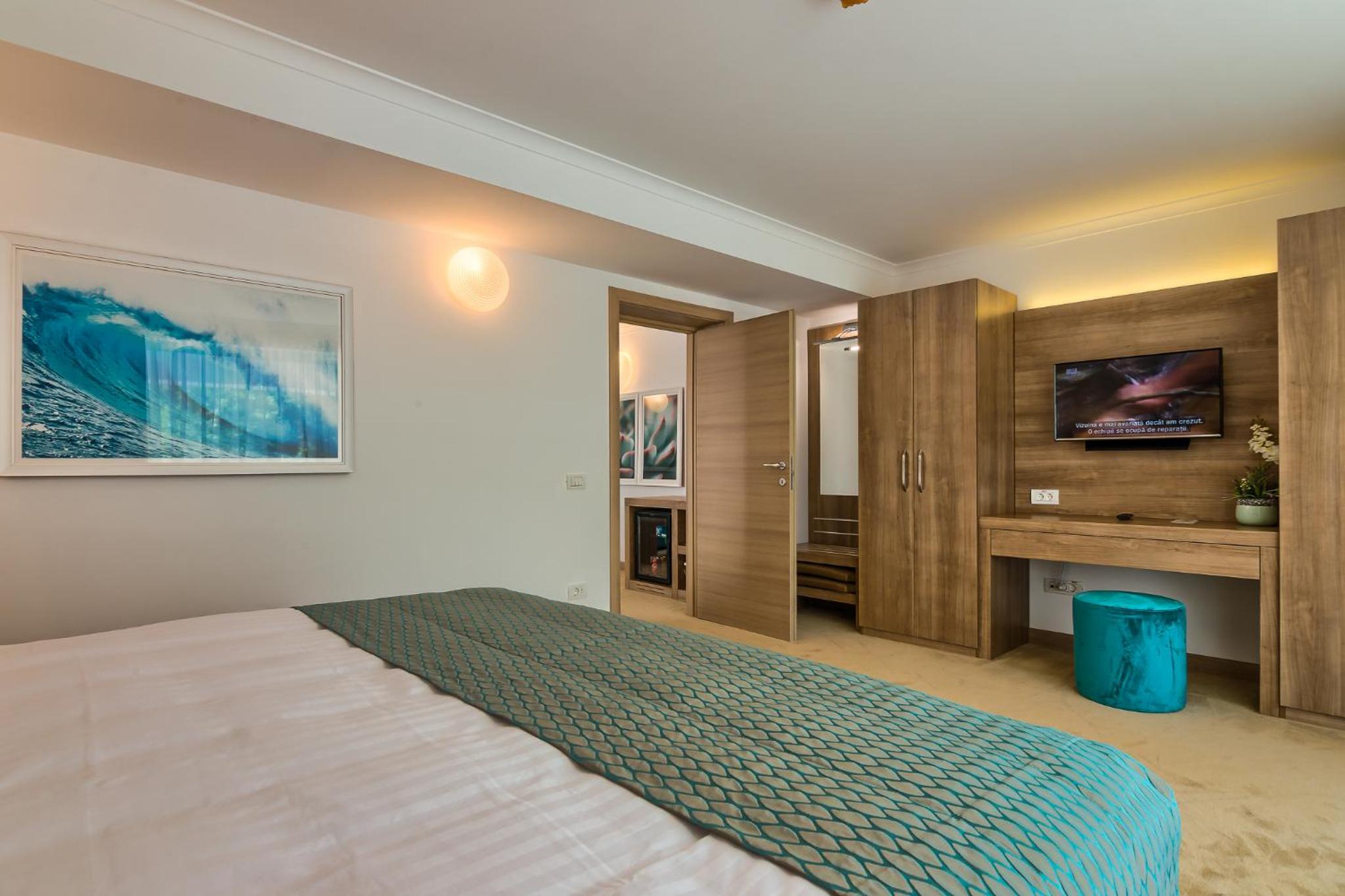 Superior Suite - Photo 9