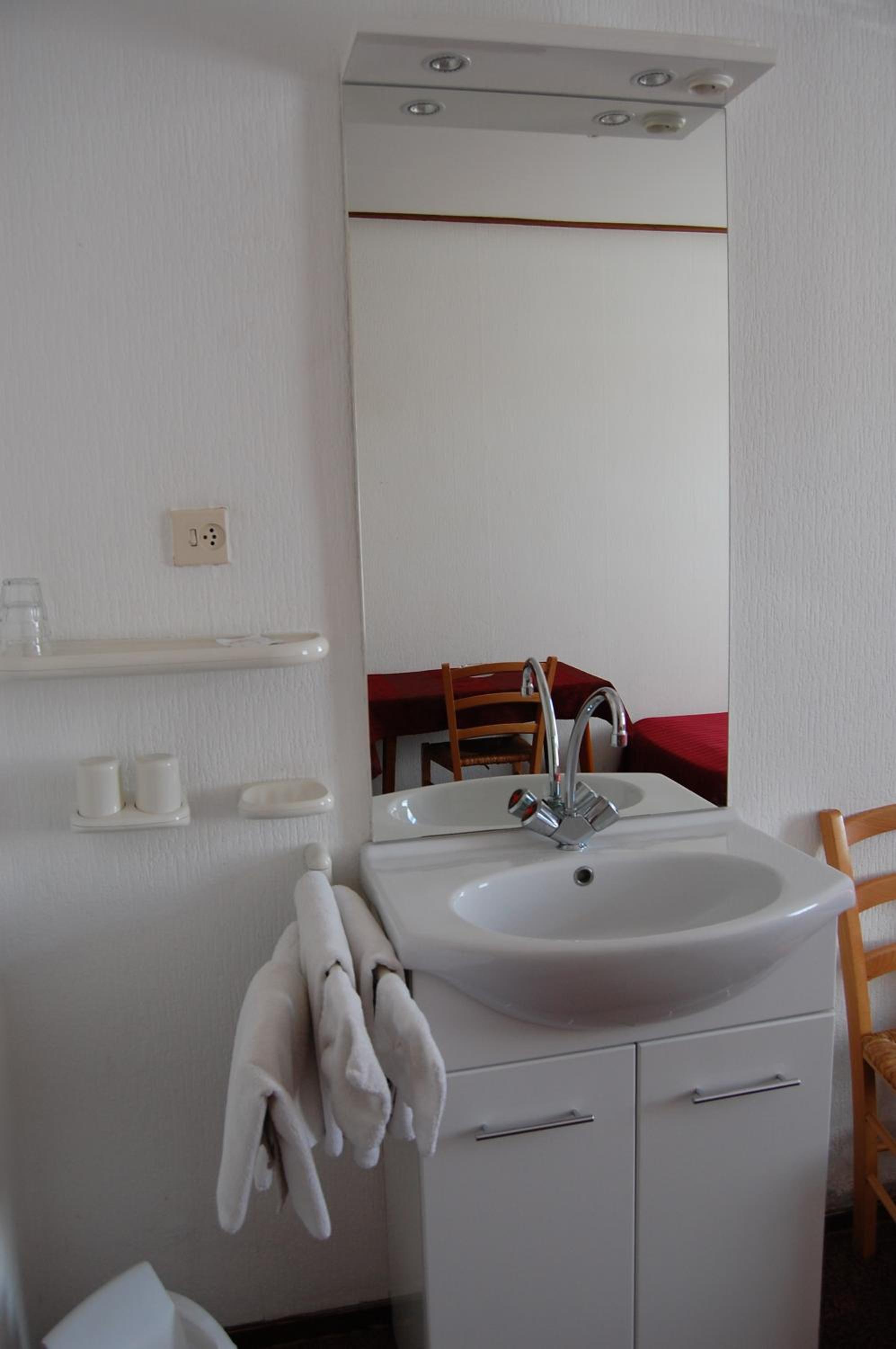 Twin Room with Shower photo 3