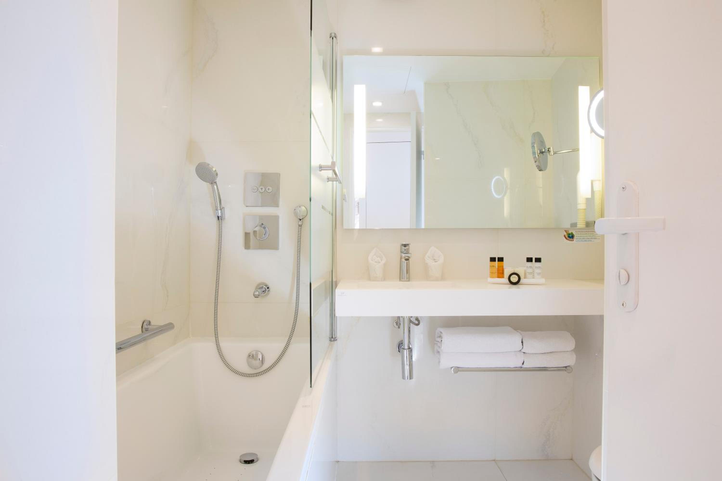 Deluxe Double Room with Spa Bath  photo 2