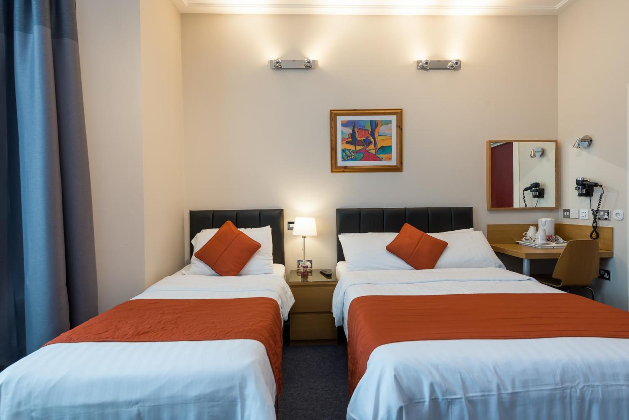 En-Suite Double Room with Extra Bed photo 3