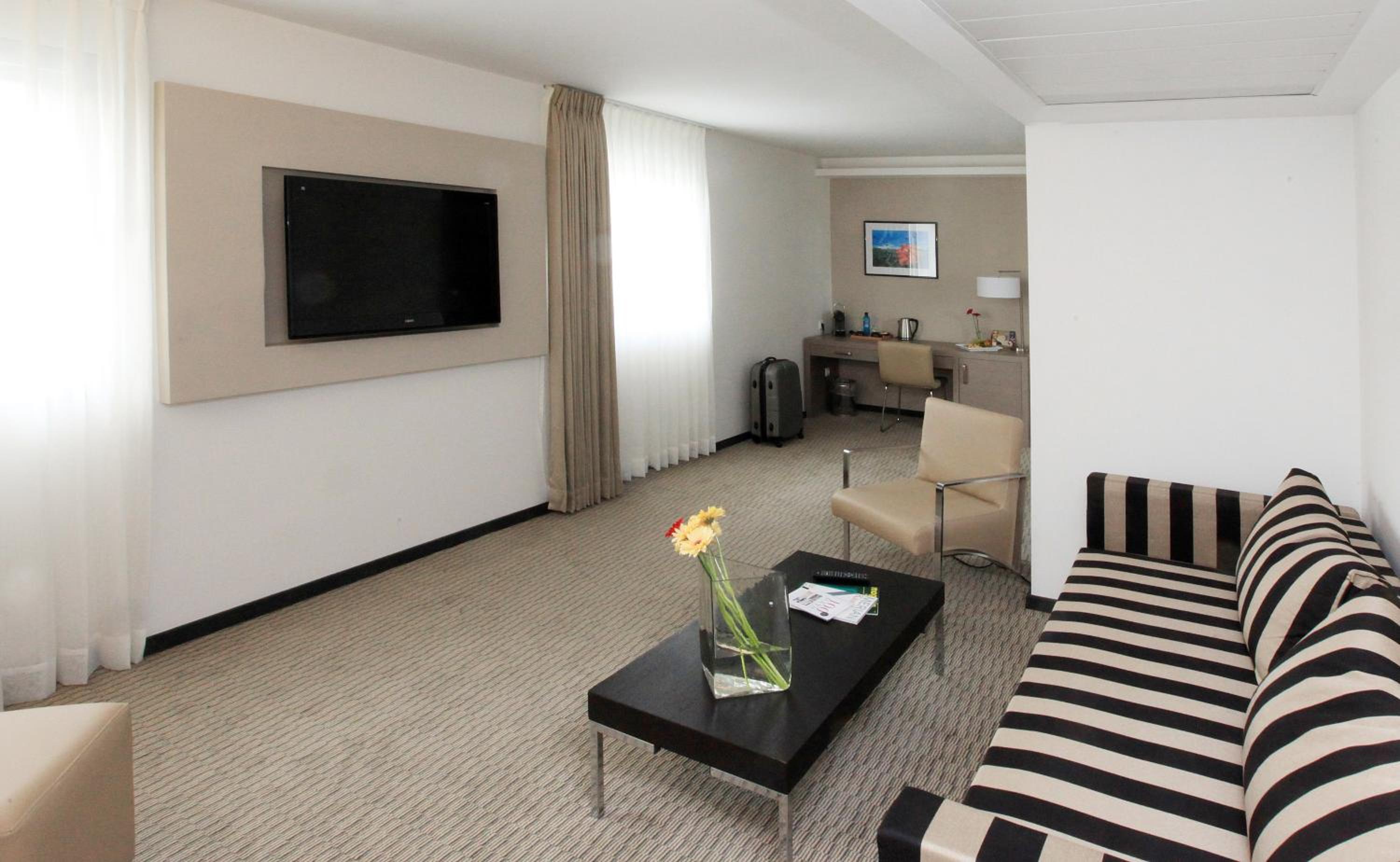 Suite - 1 King Bed - Photo 8