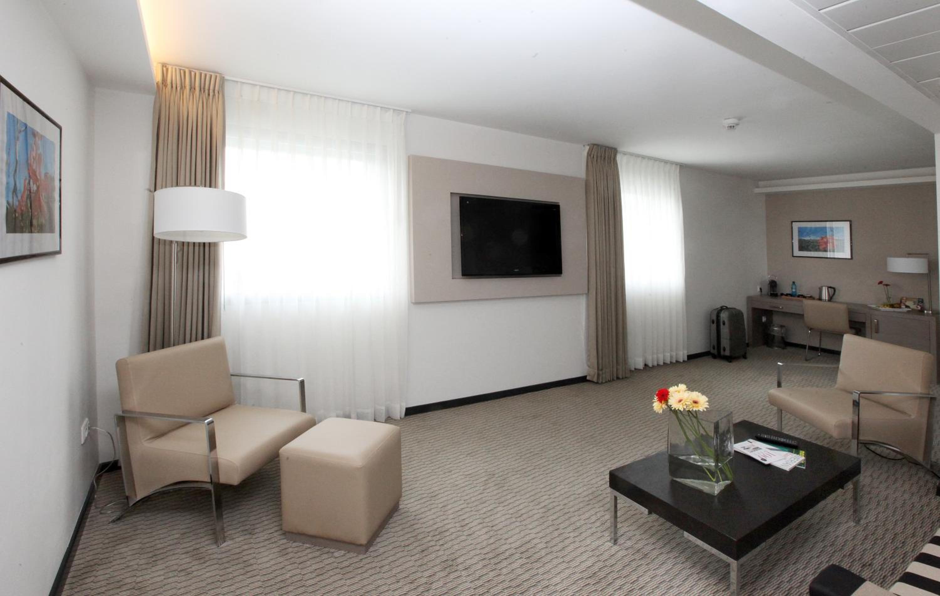 Suite - 1 King Bed - Photo 9