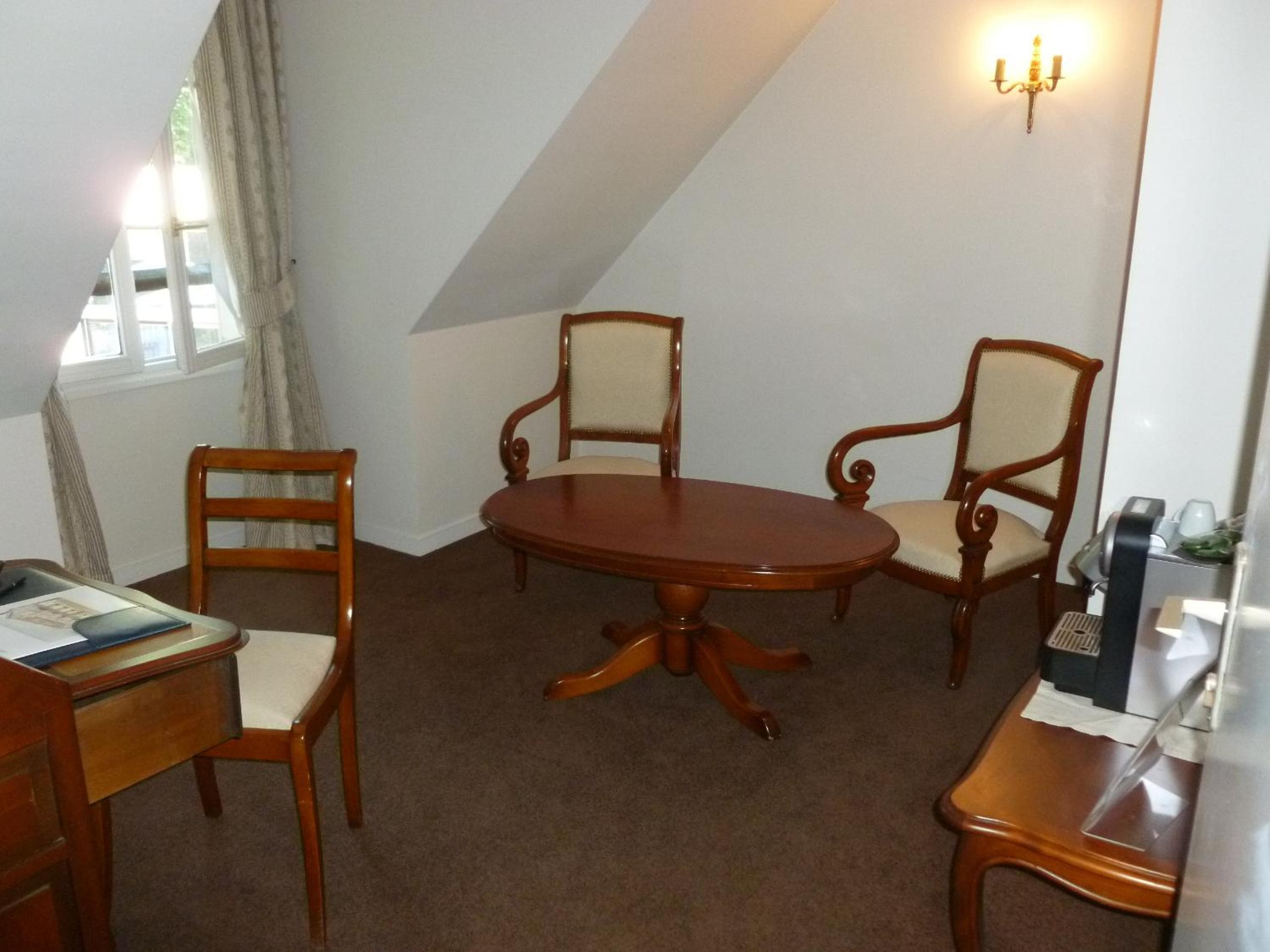 Suite - Photo 11