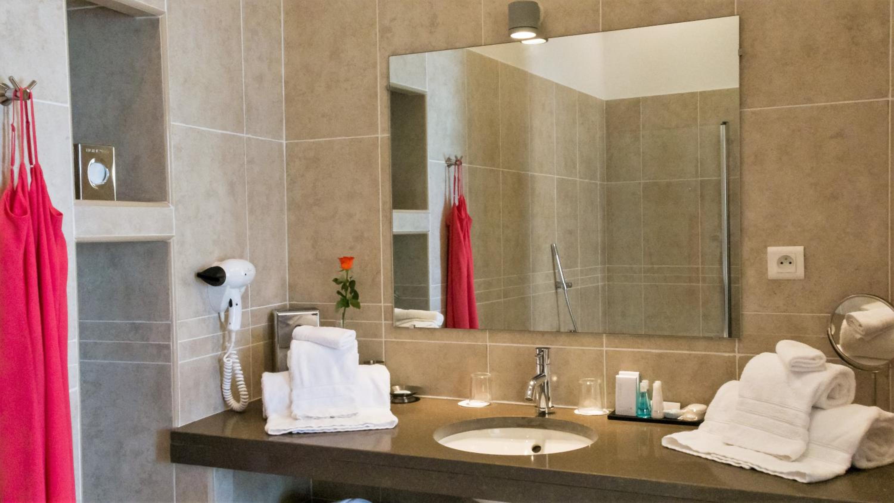 Deluxe Suite with Sea View - Photo 5