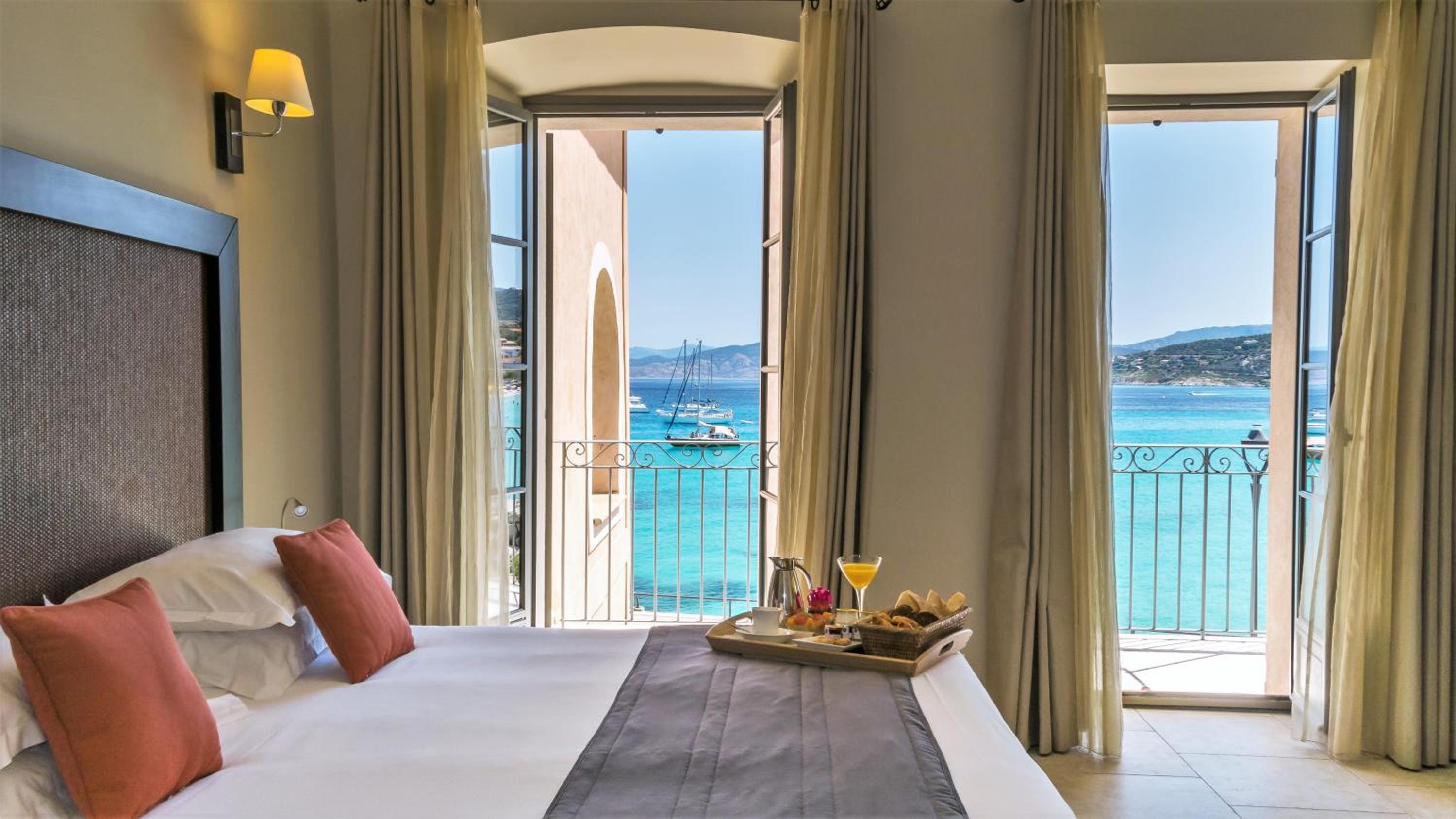 Deluxe Suite with Sea View - Photo 3