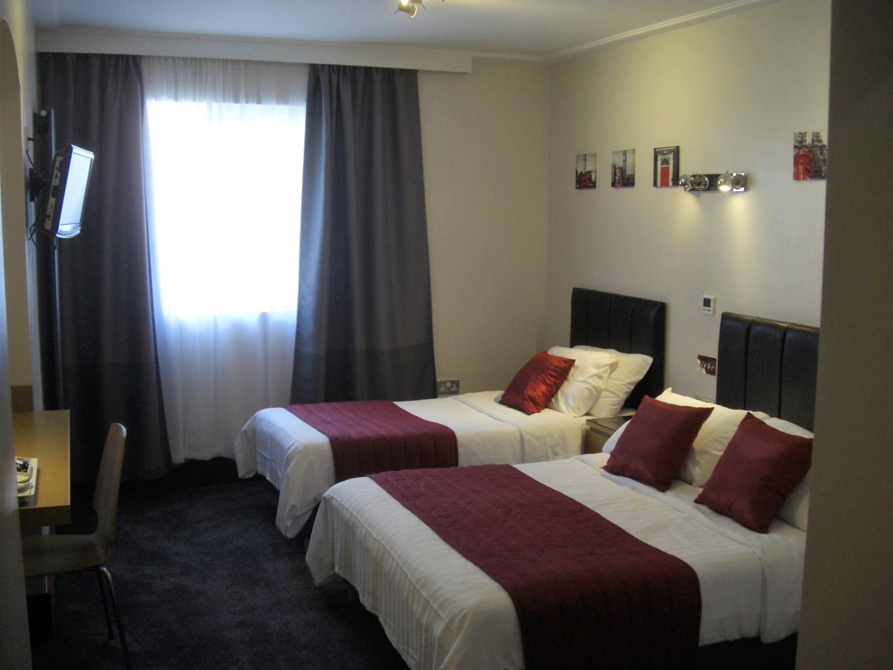 En-Suite Double Room with Extra Bed photo 1