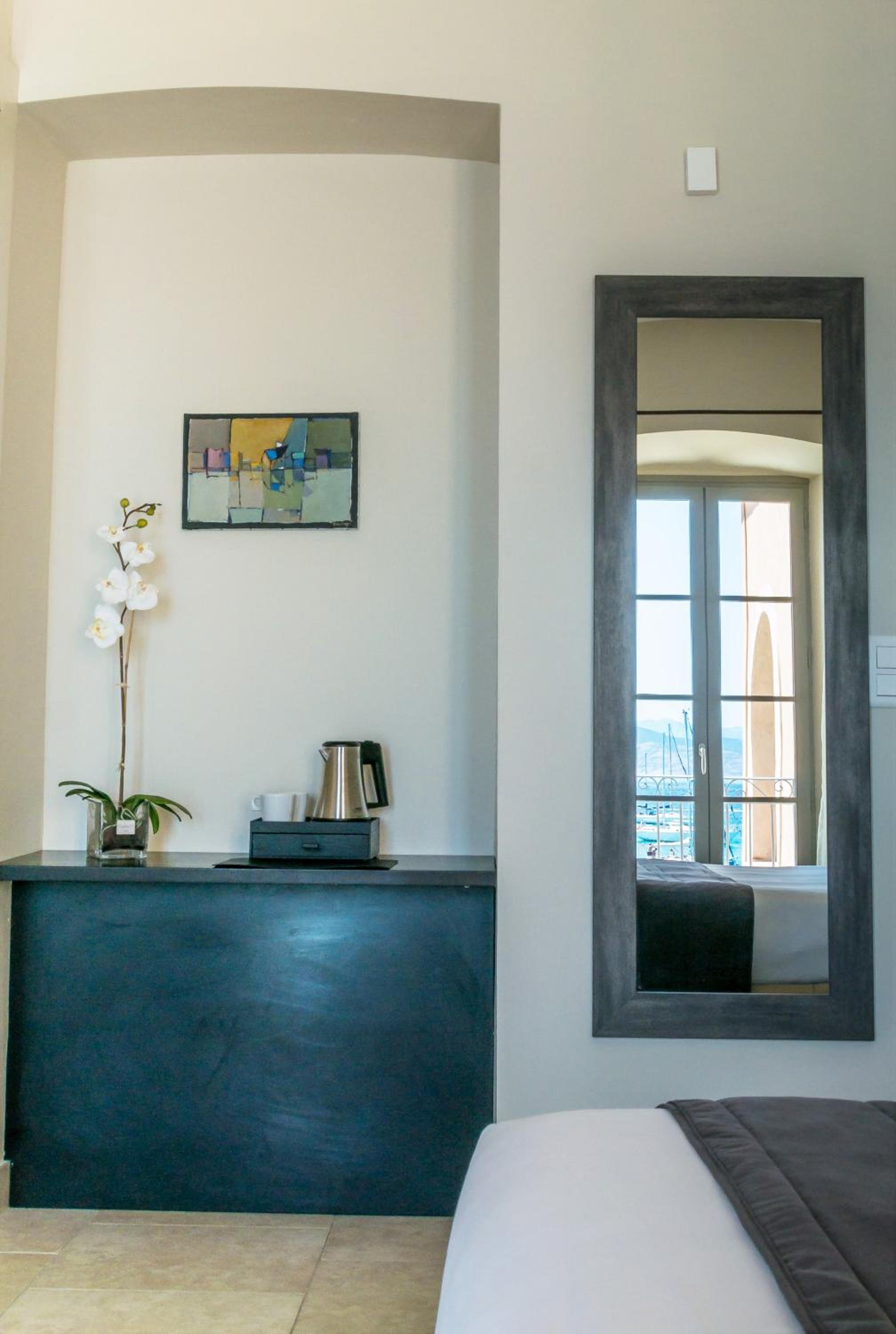 Deluxe Suite with Sea View - Photo 8