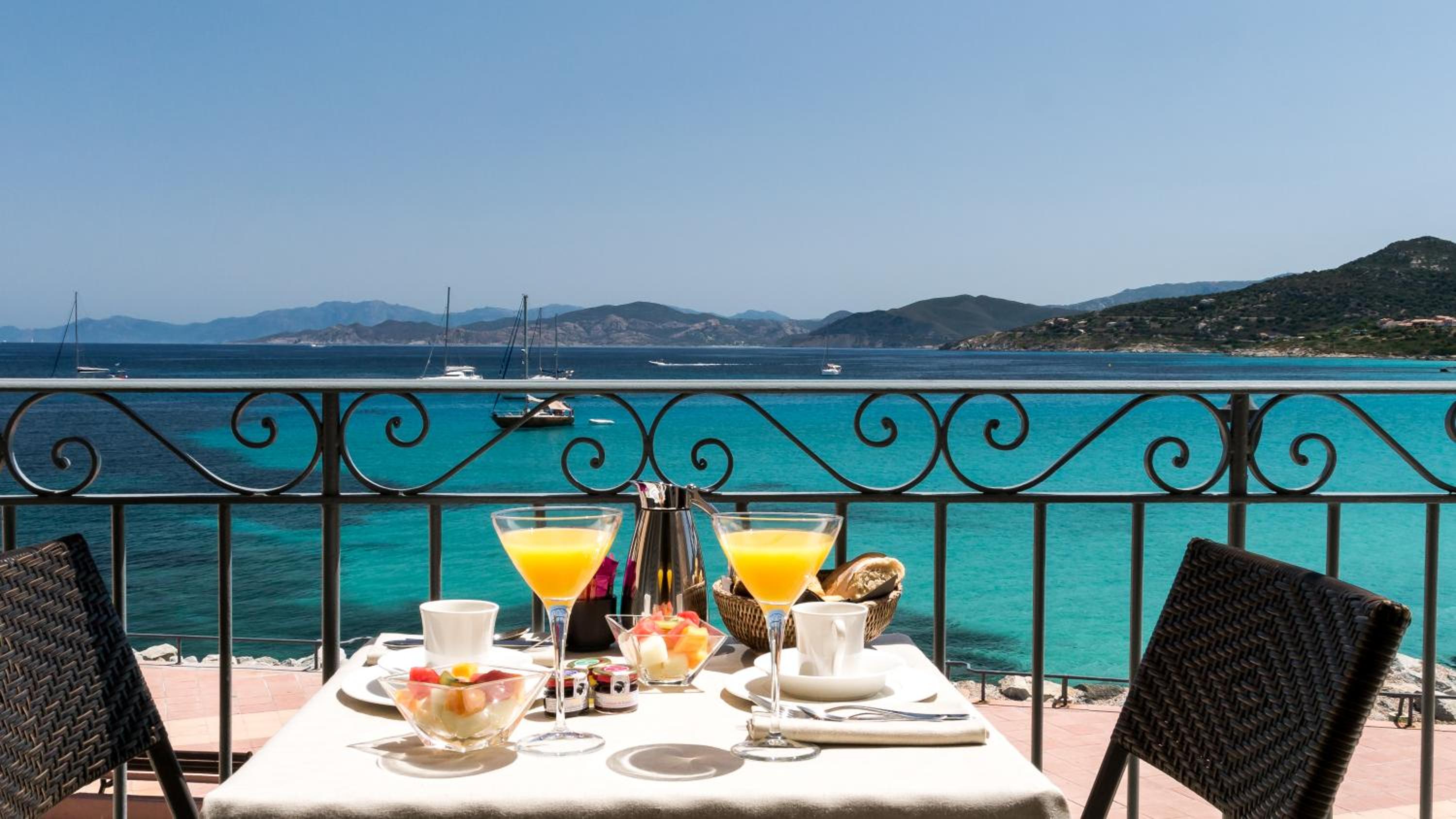 Deluxe Suite with Sea View - Photo 2