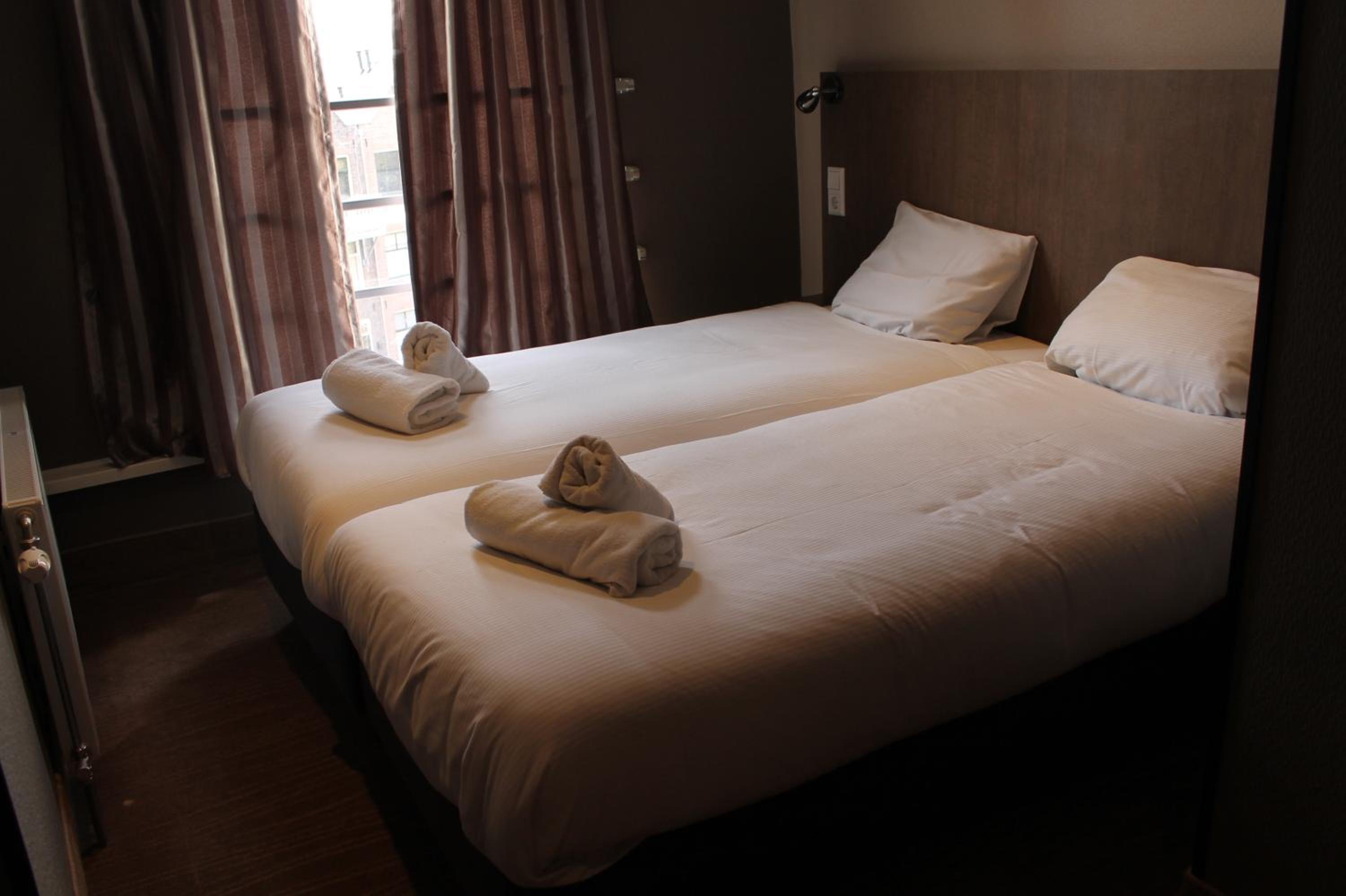 Standard Twin Room thumbnail 5