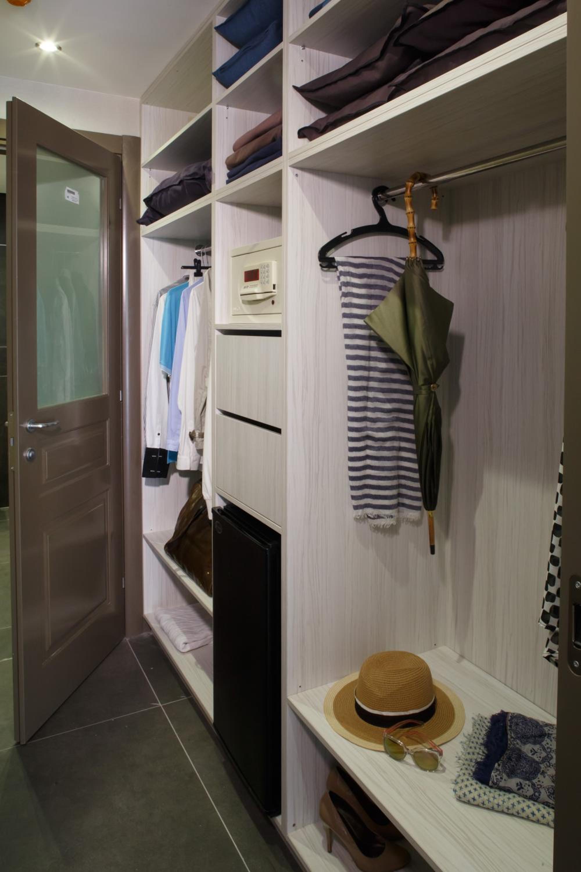 Suite with Spa Bath and Sauna Side View