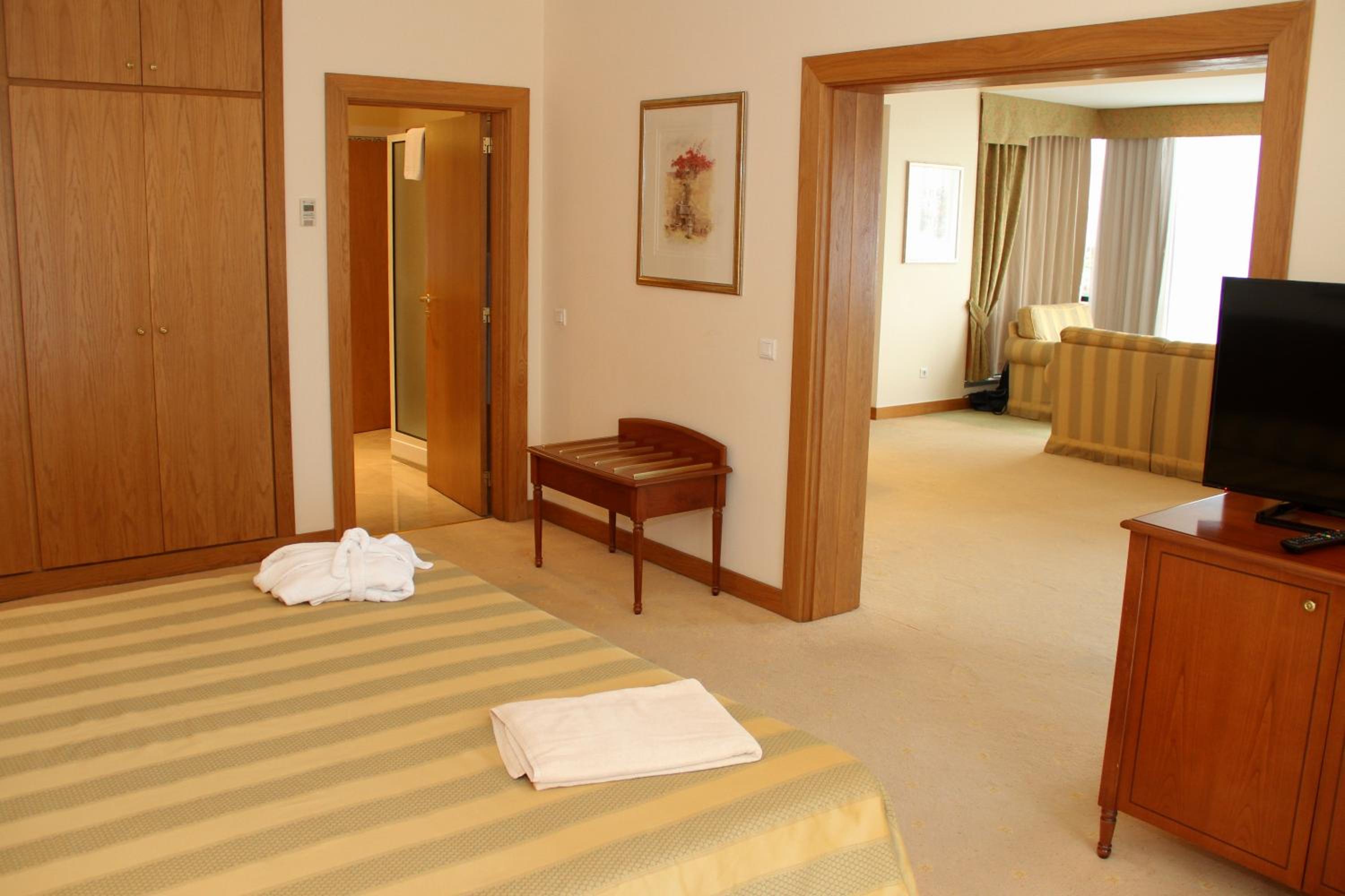 Suite - Photo 1
