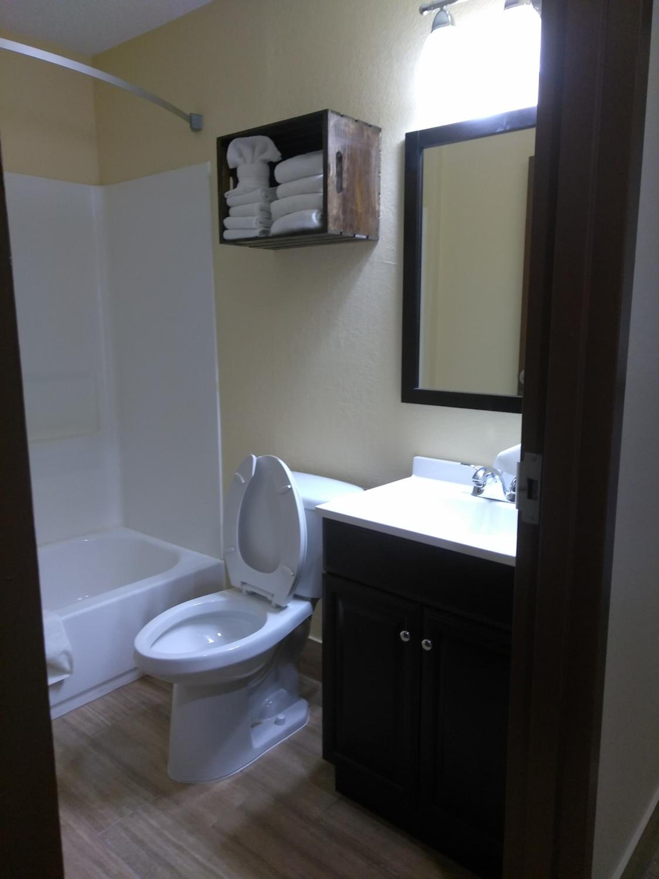 Queen Room with Two Queen Beds - Photo 5
