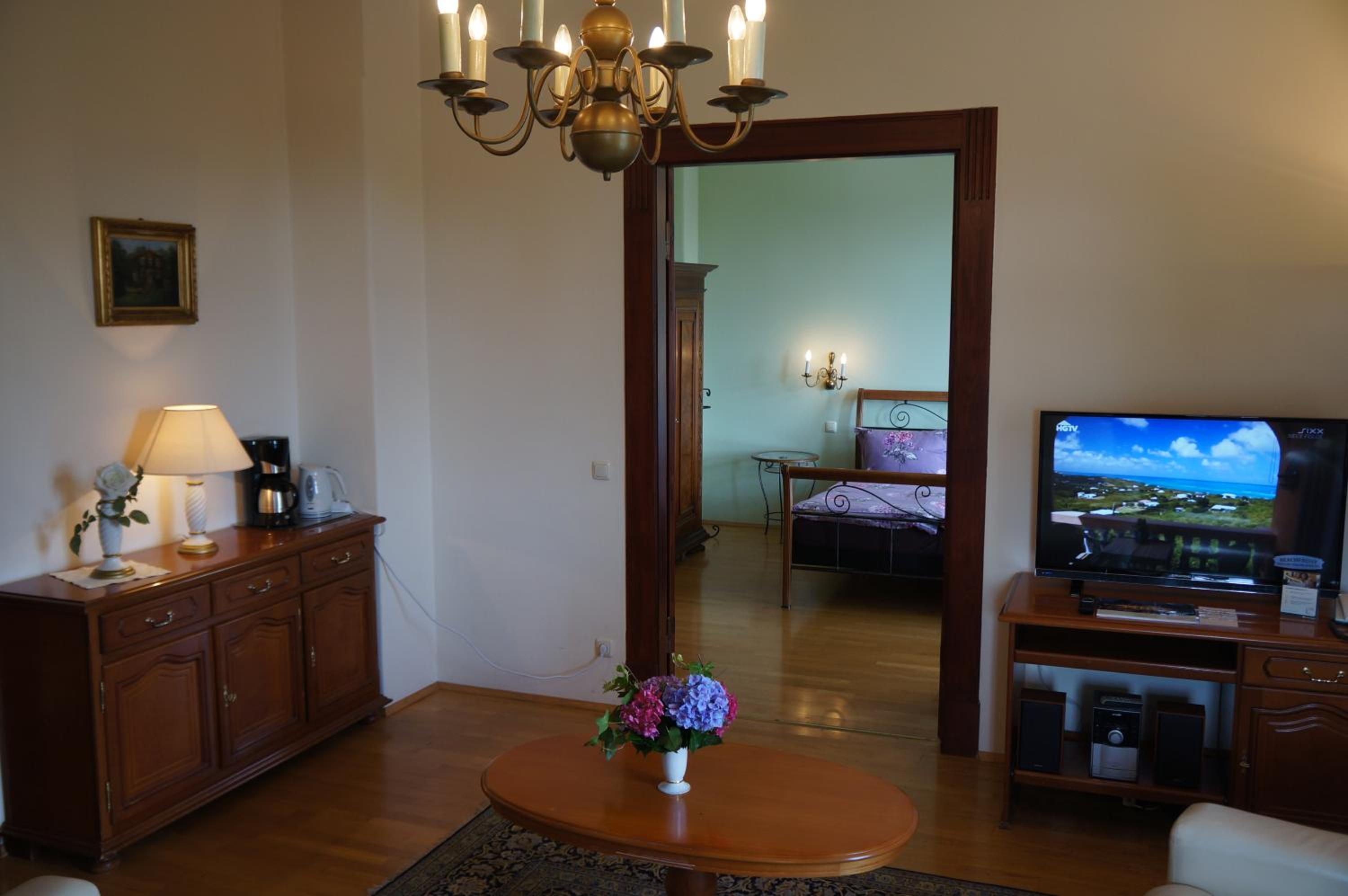 Suite - Photo 17