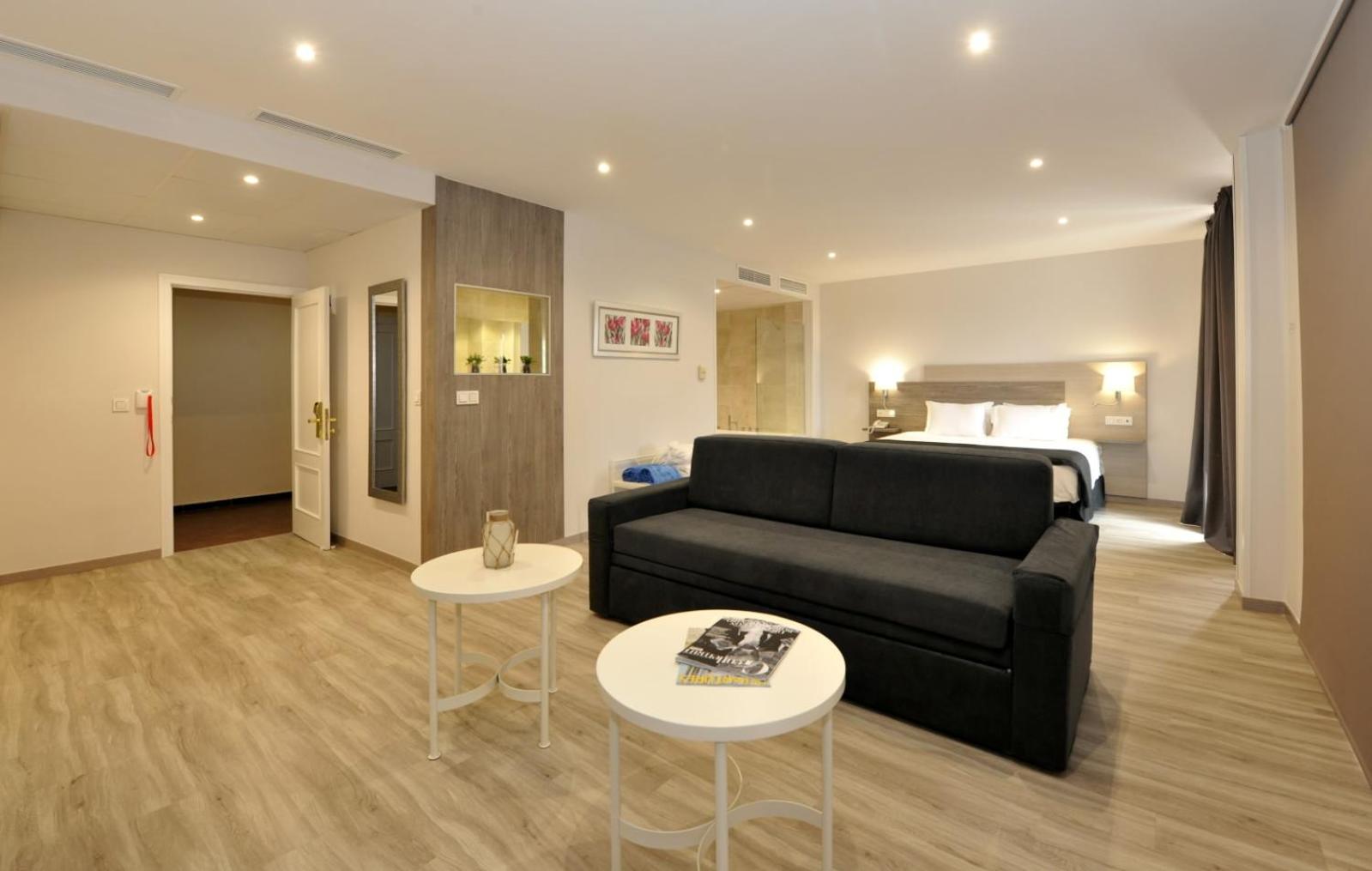 Suite - Photo 1