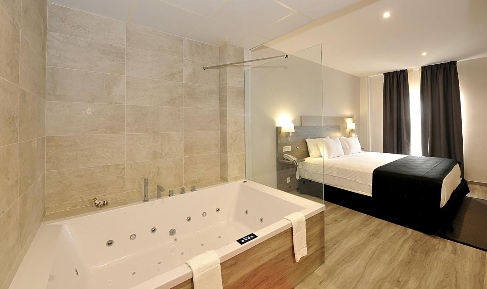 Suite - Photo 21