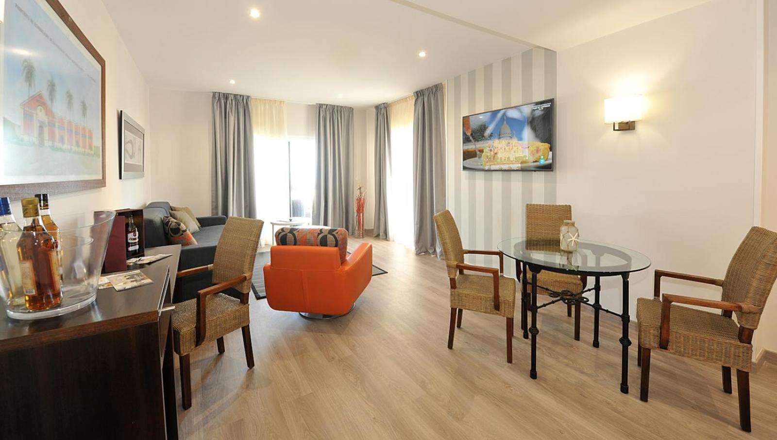 Suite - Photo 22
