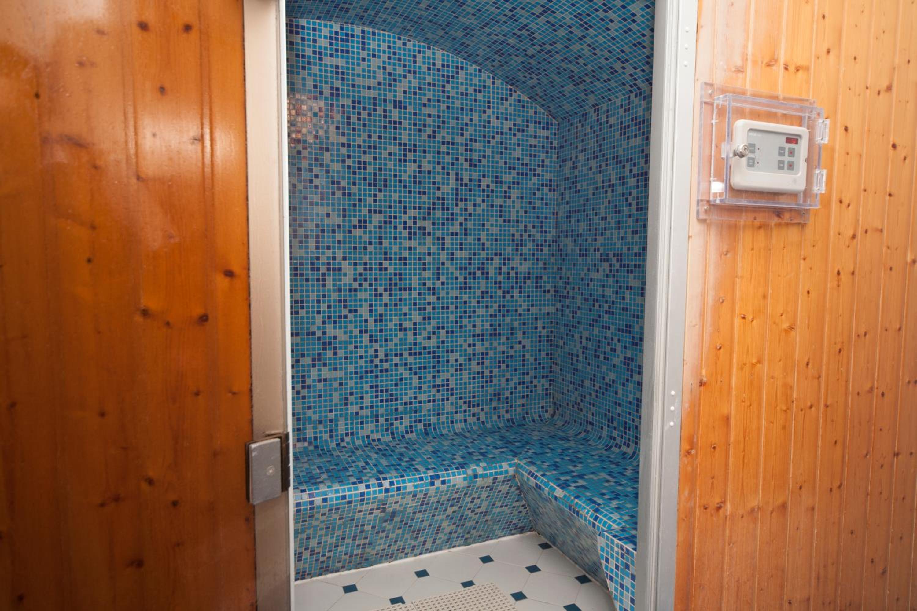 Twin Room with Free Health Club Access - Photo 3