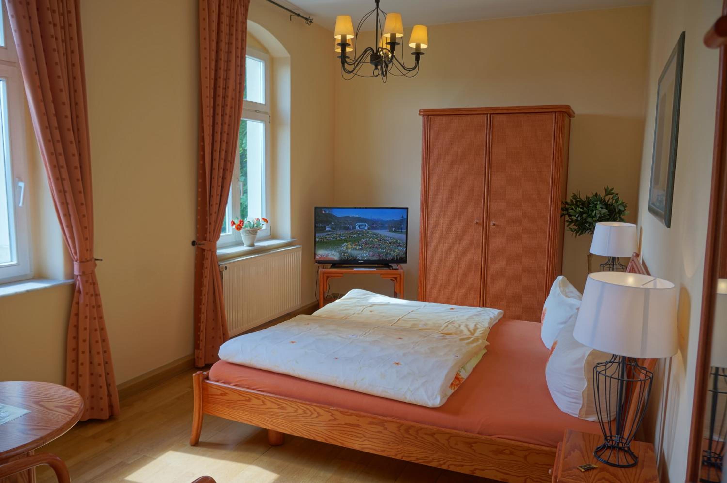 2-Person Studio Apartment - Photo 2