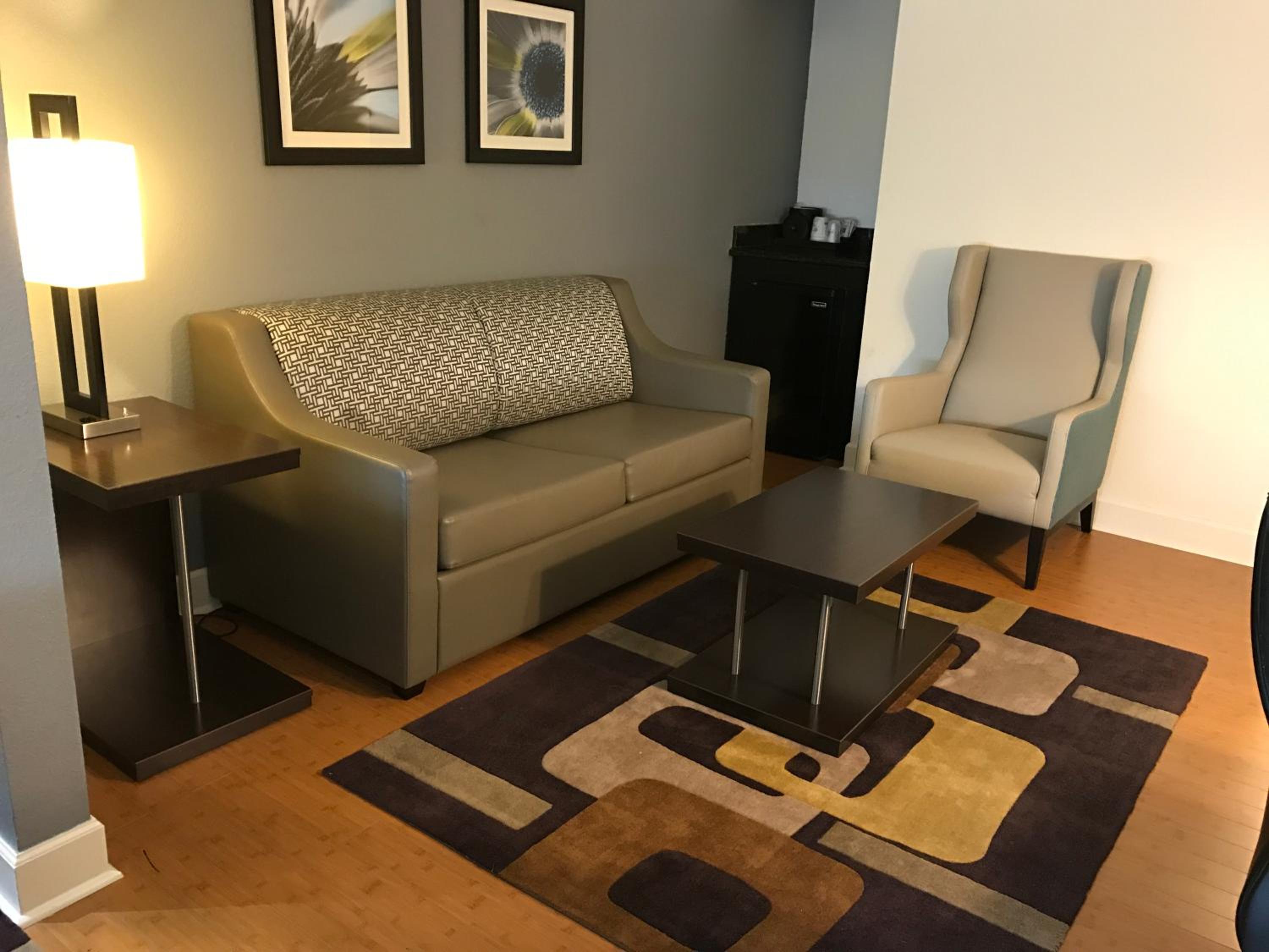 King Suite - Non-Smoking - Photo 2