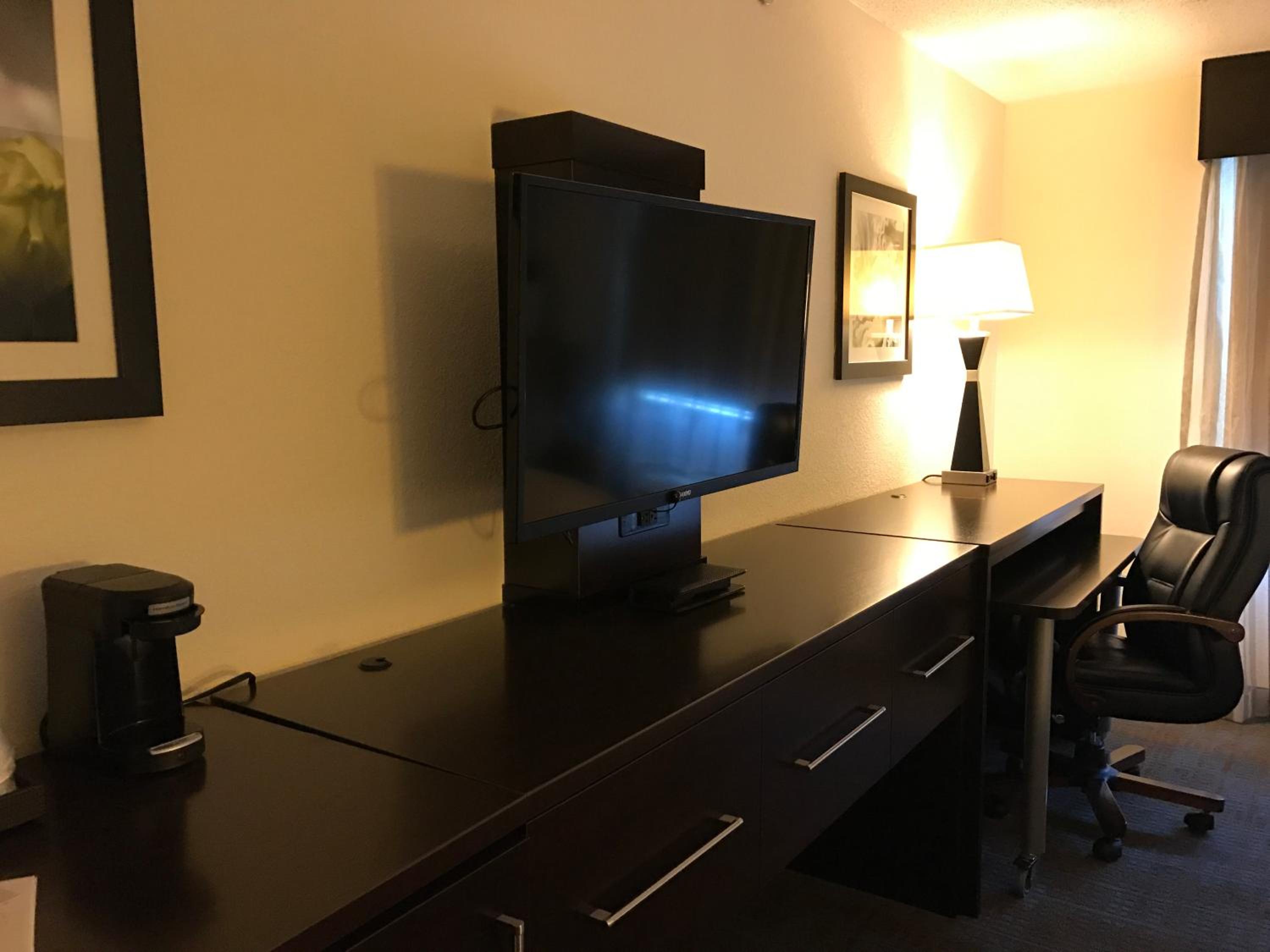 King Room - Non-Smoking - Photo 4