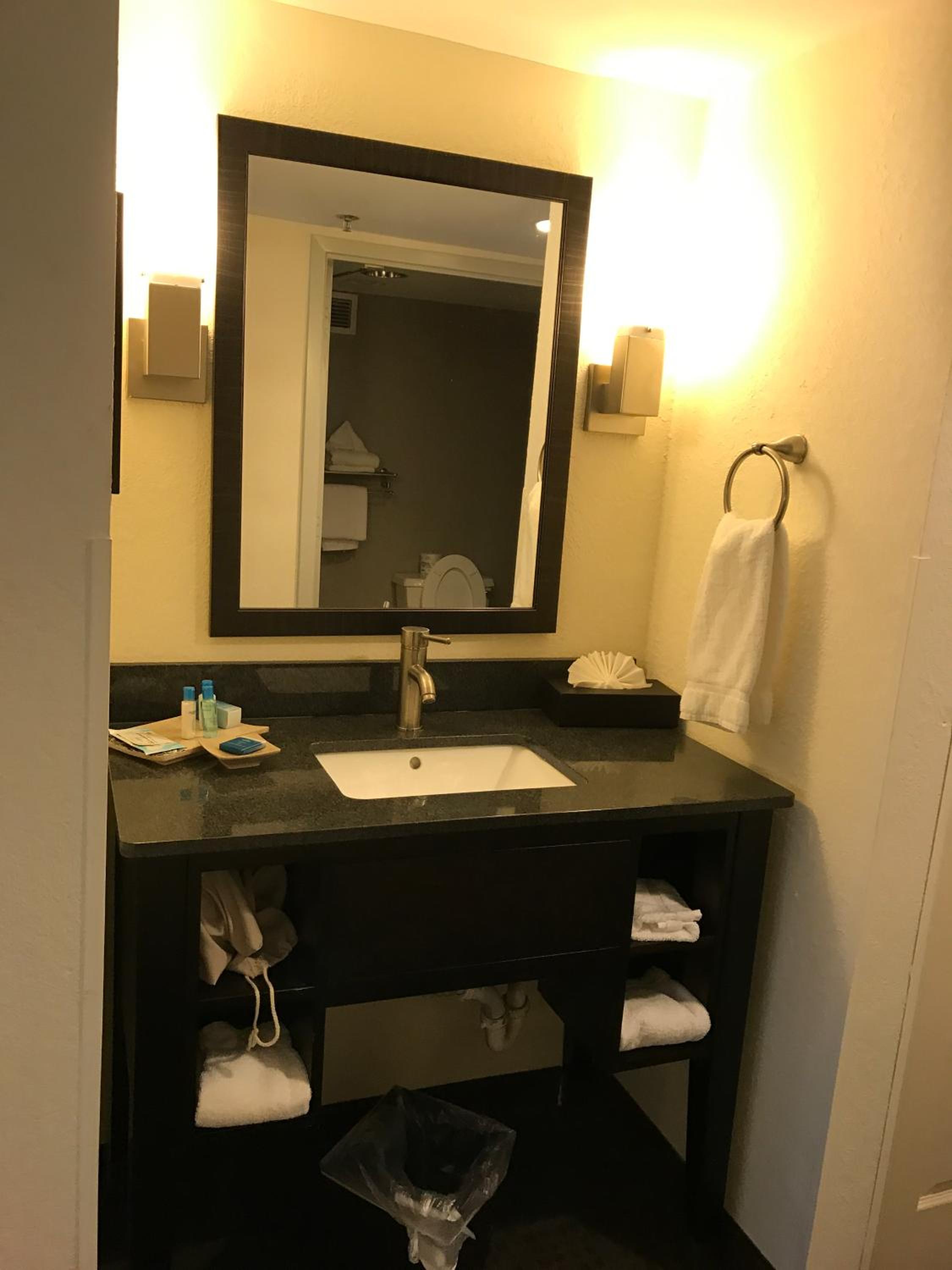 King Room - Non-Smoking - Photo 5