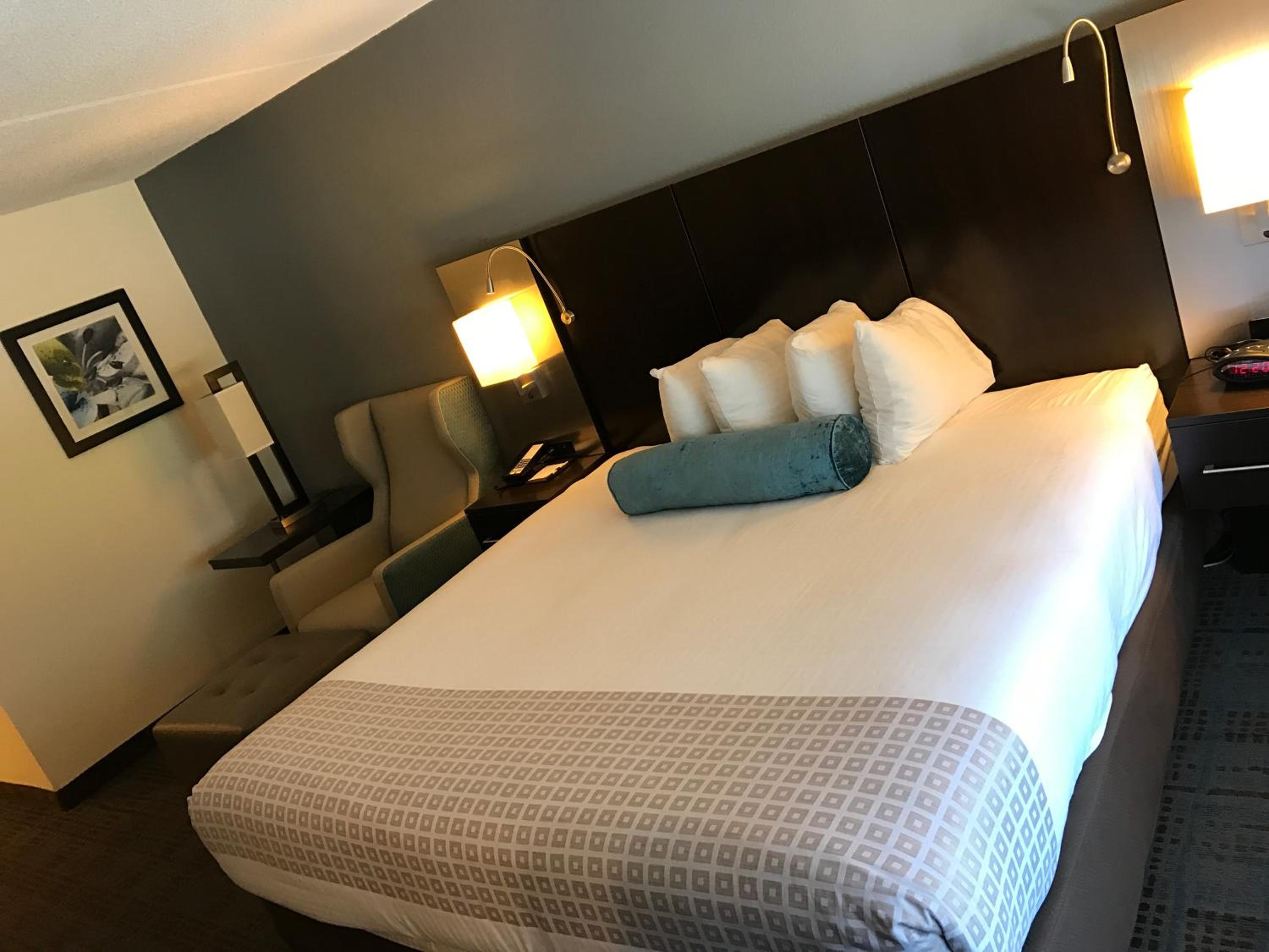 King Room with Bath Tub - Disability Access/Non-Smoking  - Photo 5