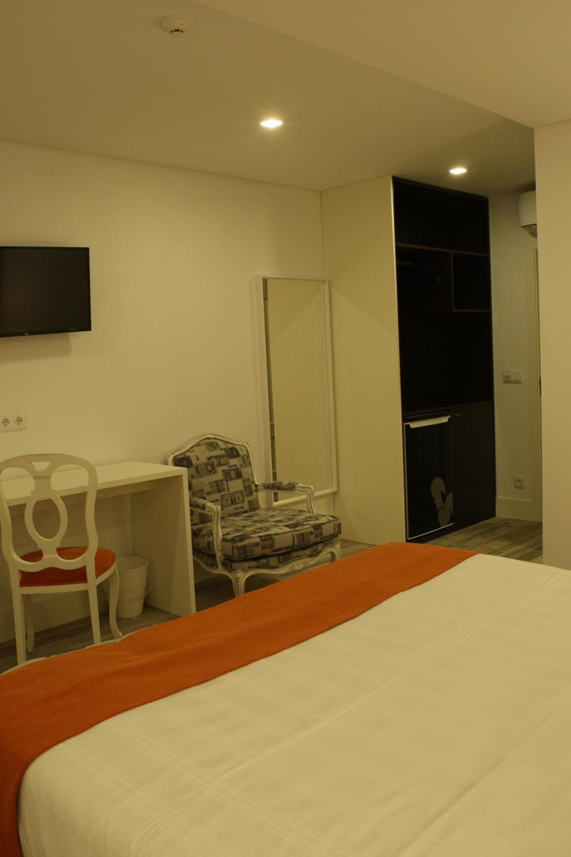 Double Room with Balcony - Photo 5