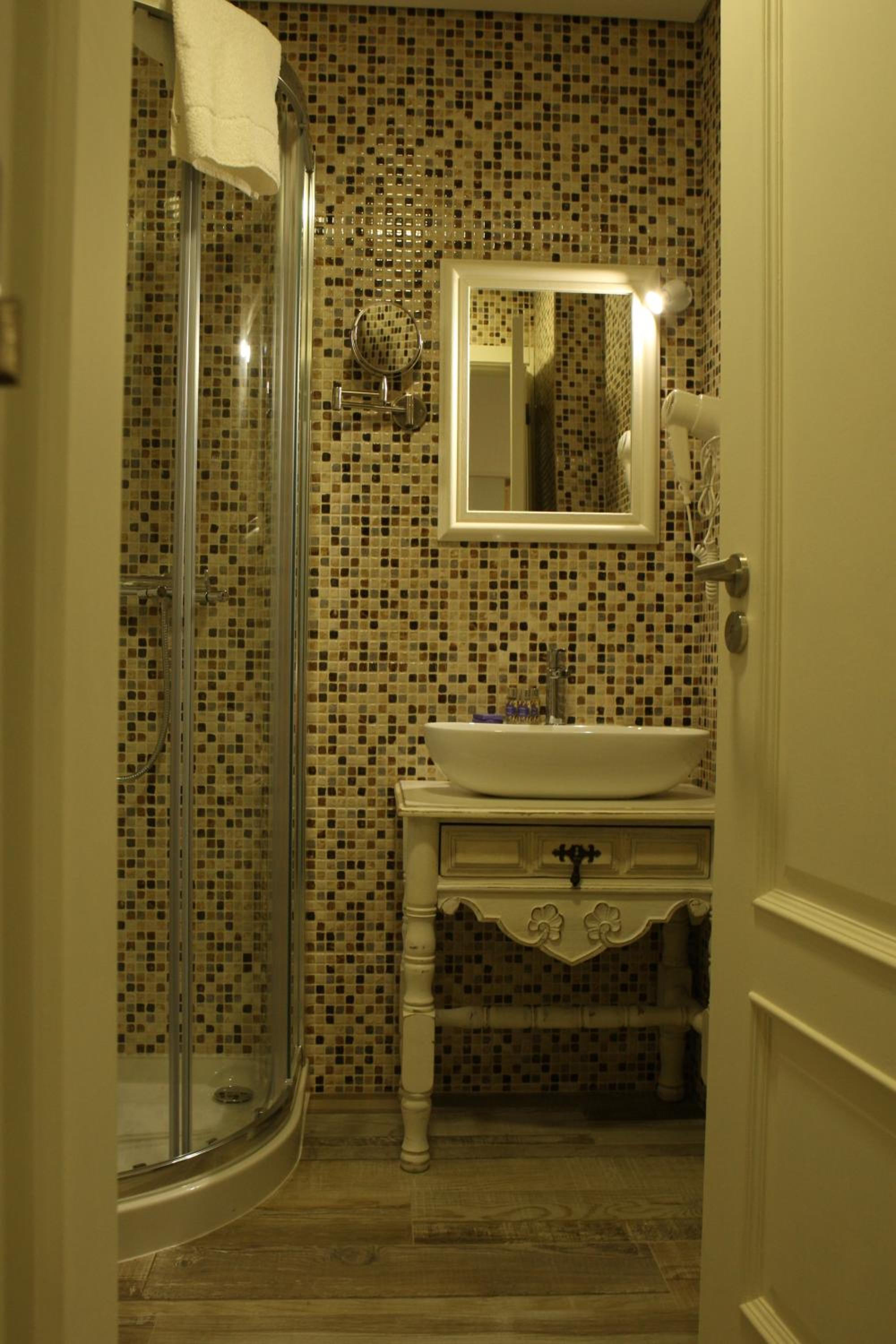 Double Room with Balcony - Photo 4