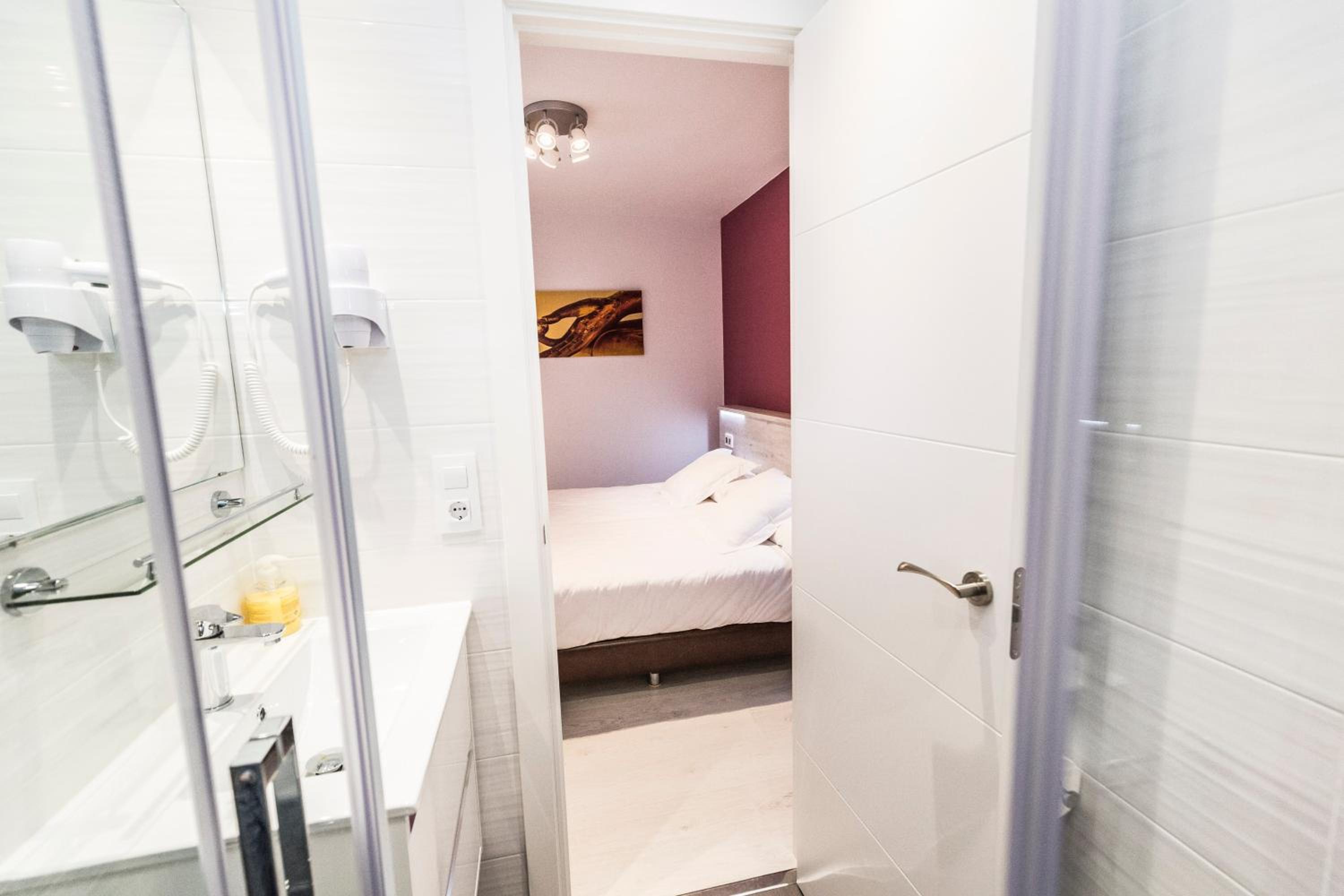 Twin Room with Private Bathroom - Photo 3
