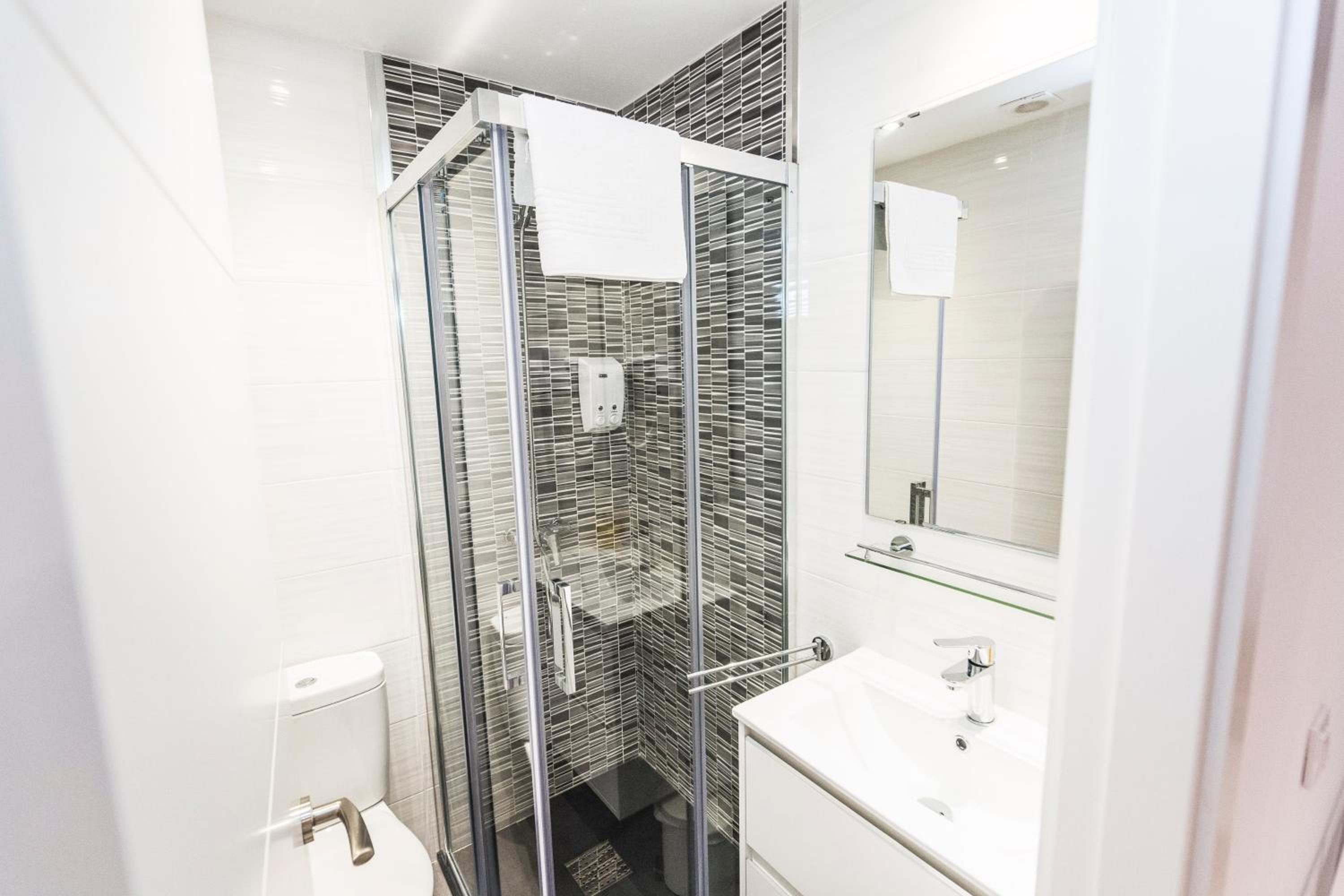 Twin Room with Private Bathroom - Photo 8