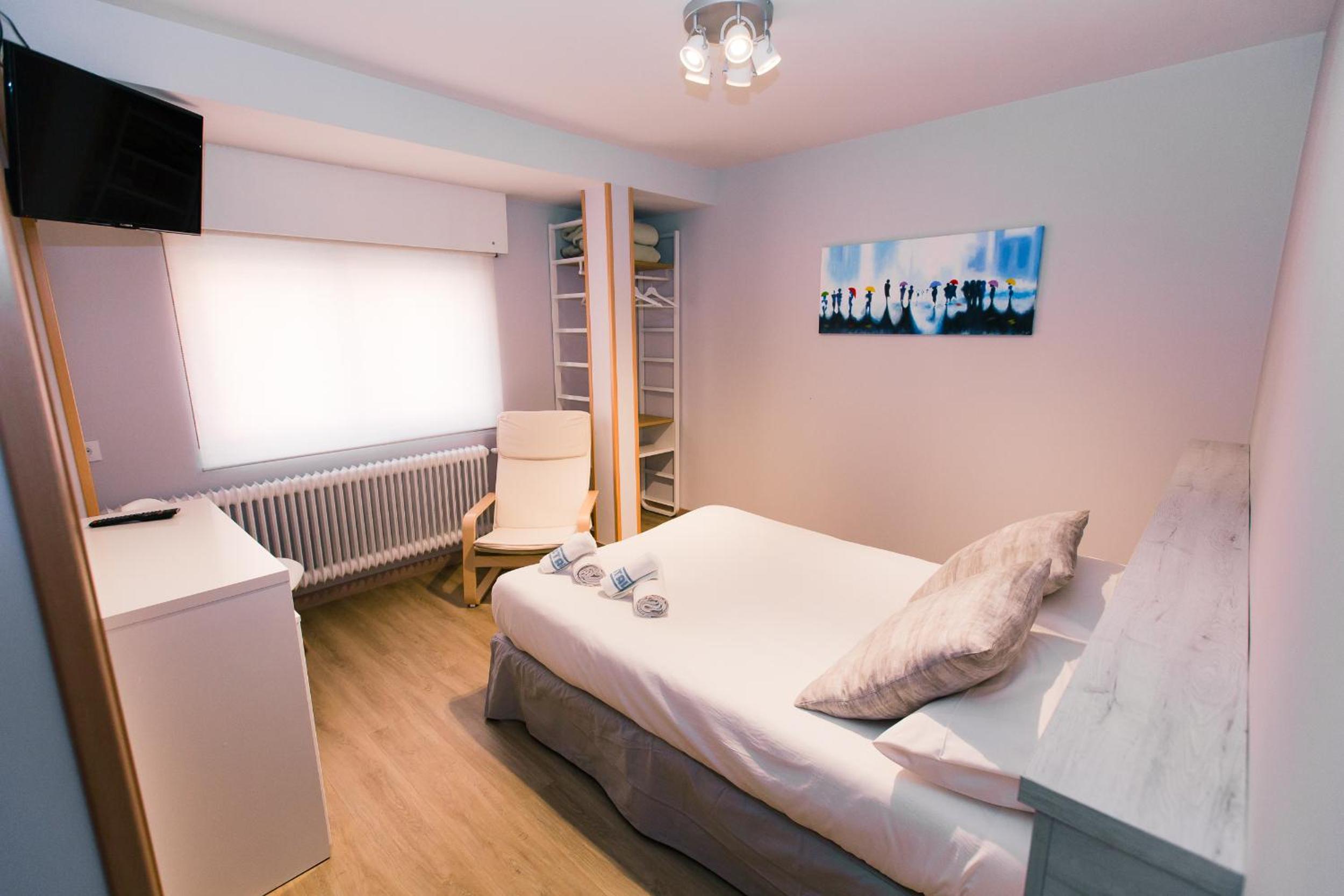 Double Room with Private Bathroom - 1 Double bed - Photo 6