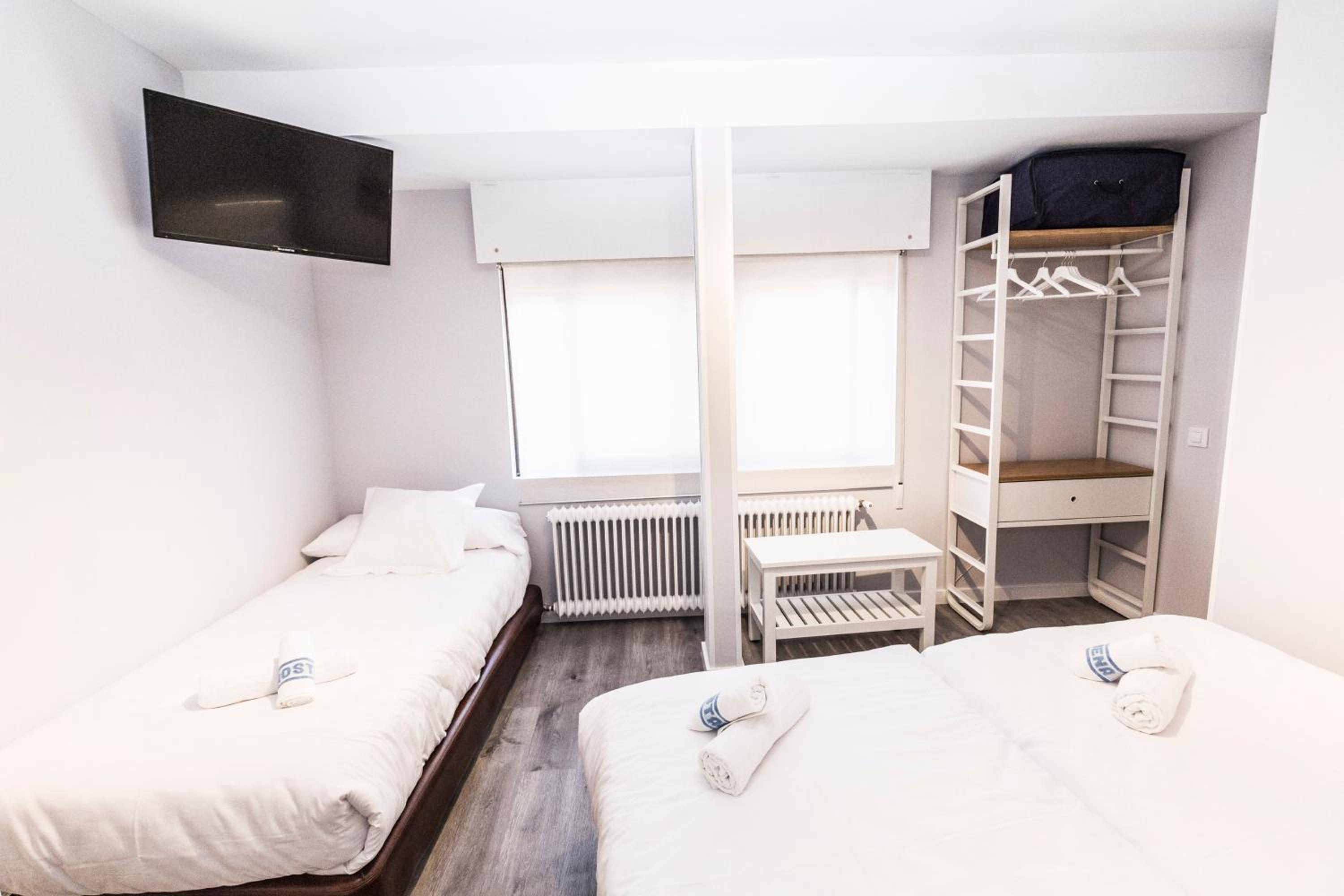 Twin Room with Extra Bed with Private Bathroom - Photo 2