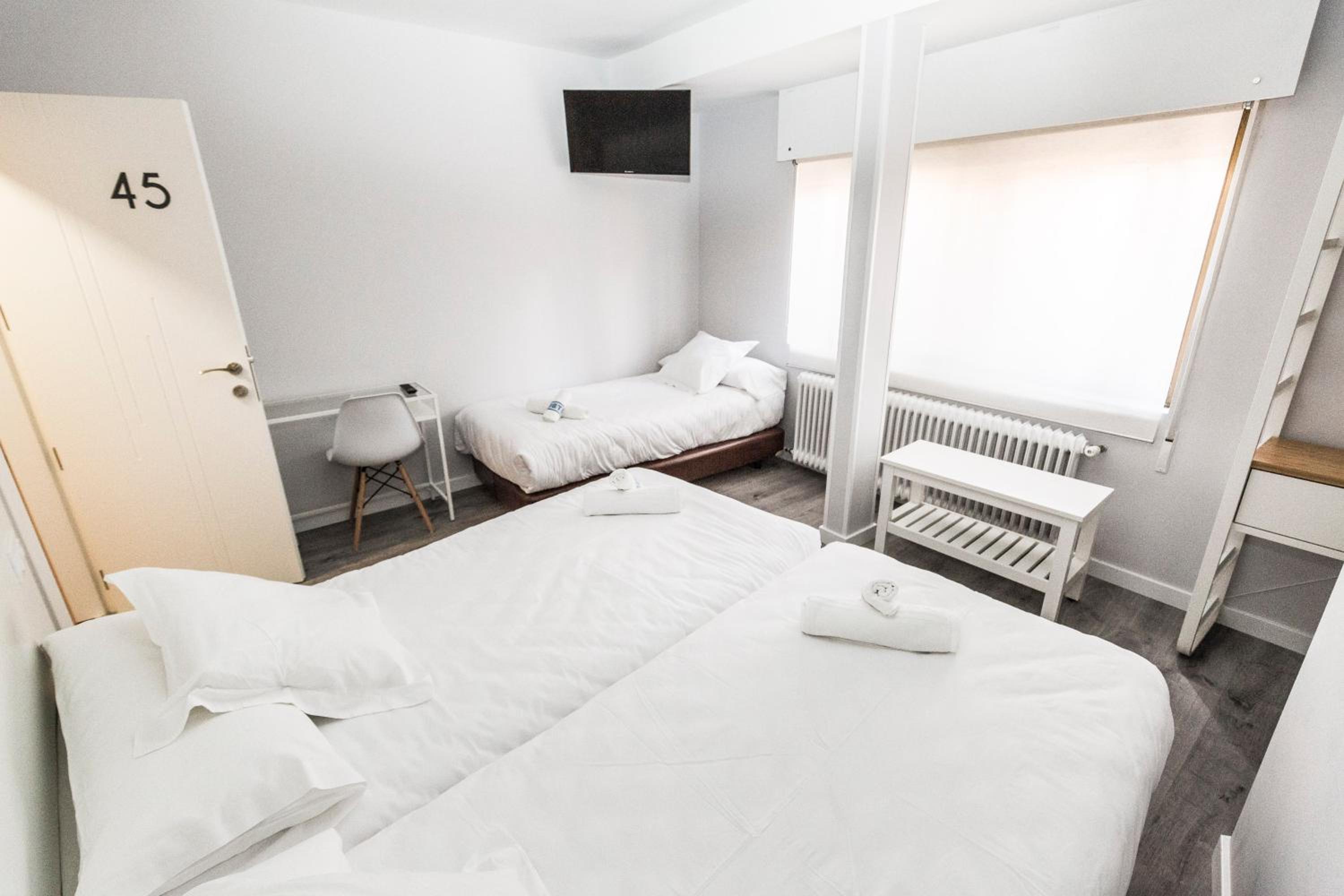 Twin Room with Extra Bed with Private Bathroom - Photo 5