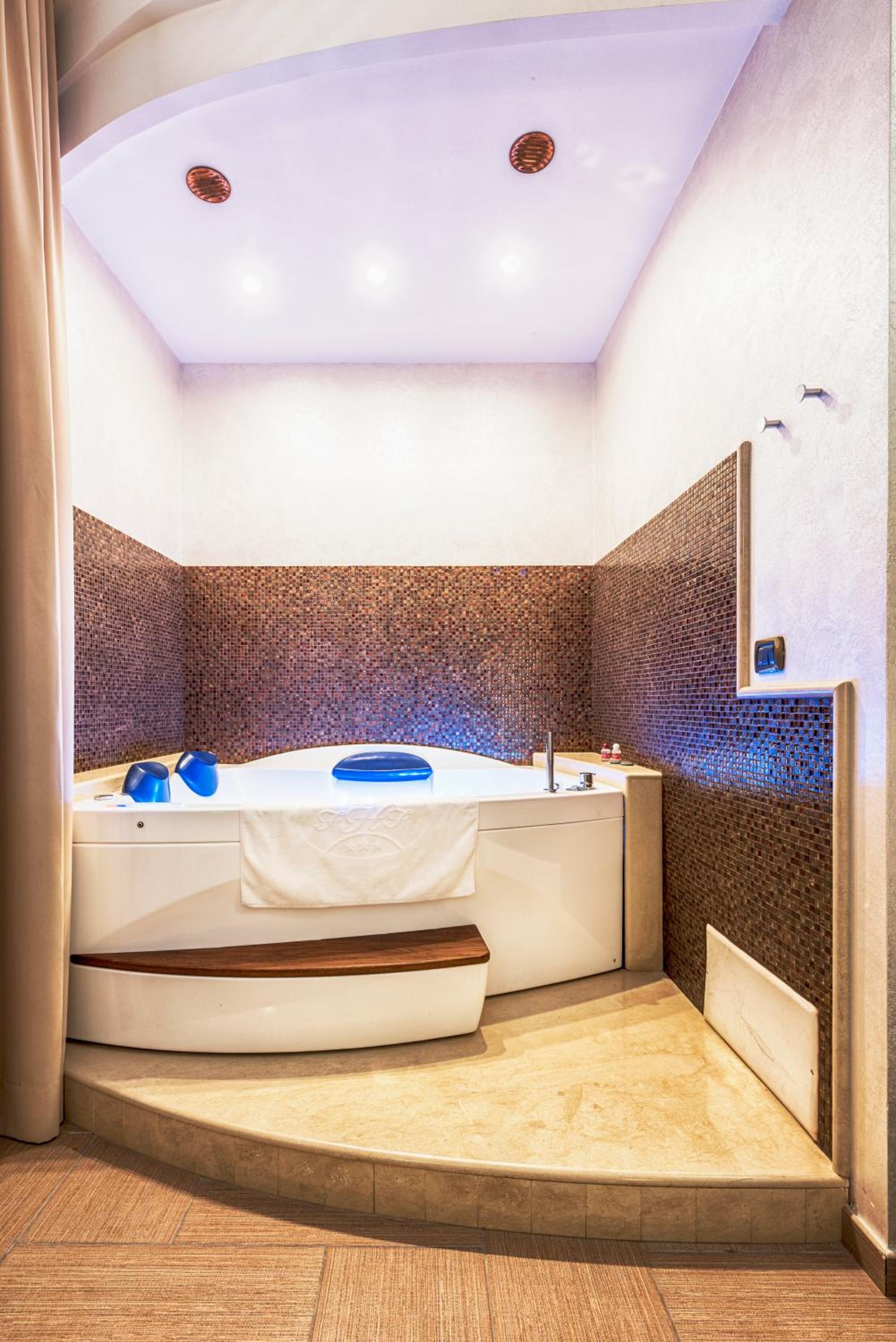 Suite with Spa Bath - Photo 2