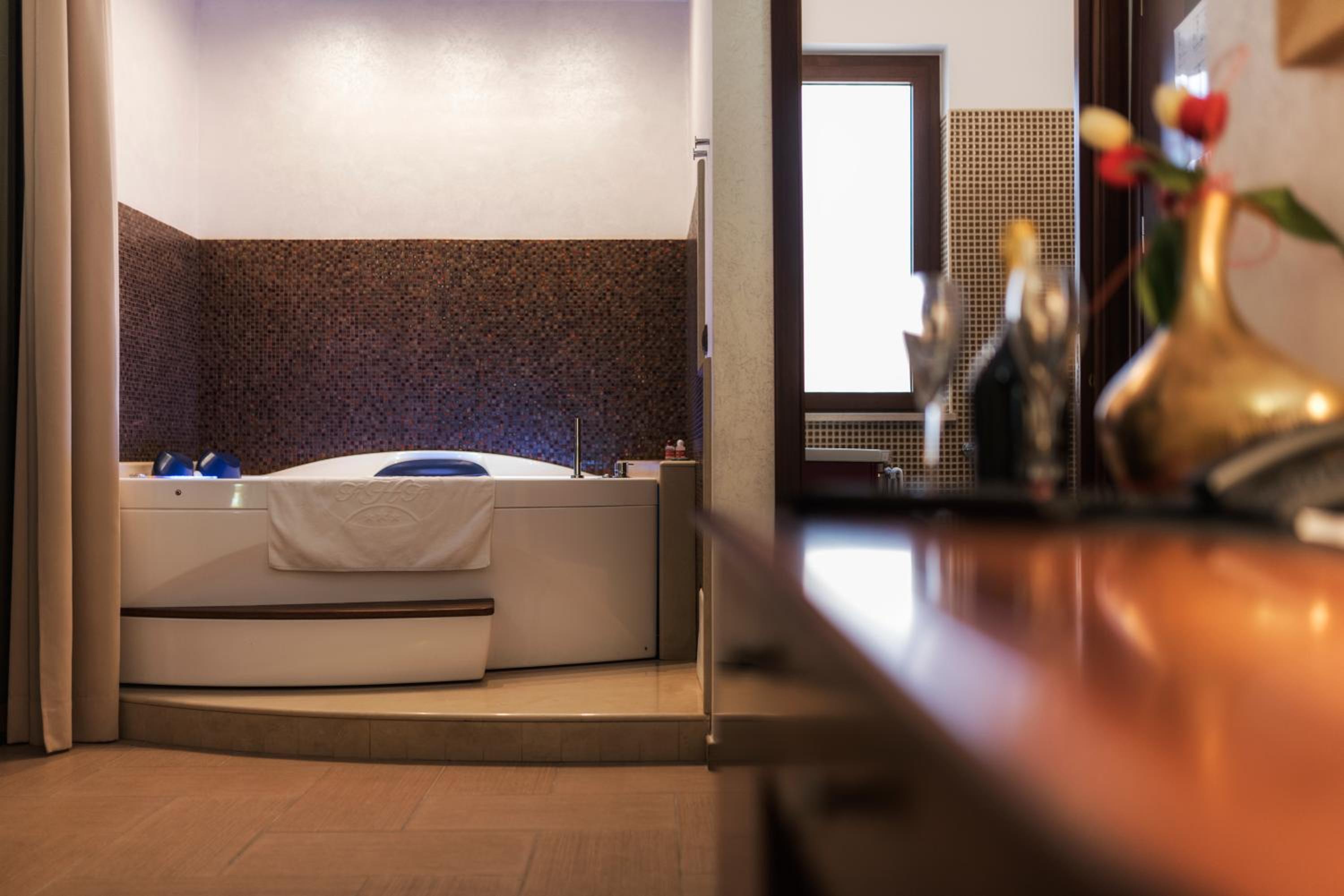 Suite with Spa Bath - Photo 6