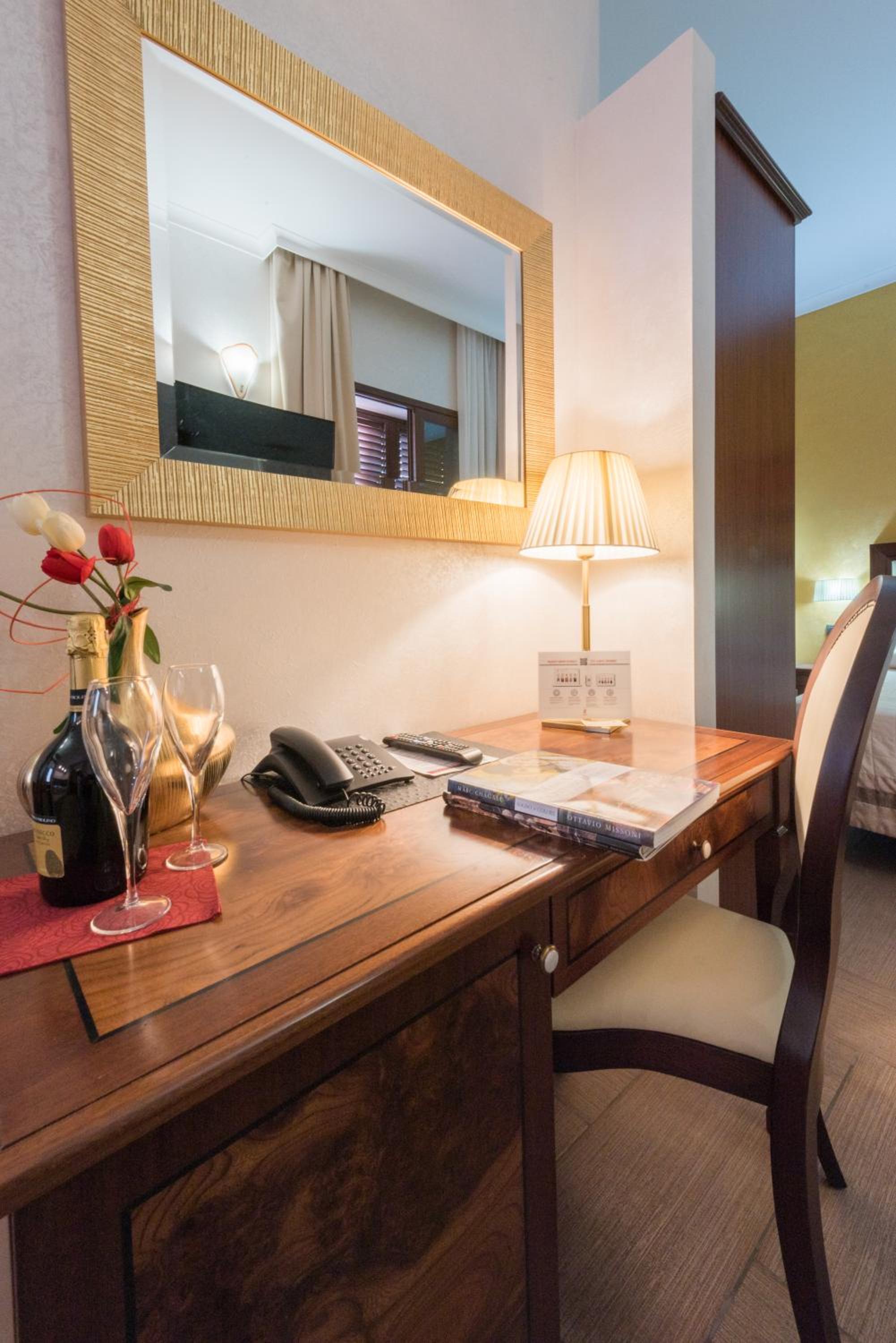 Suite with Spa Bath - Photo 3