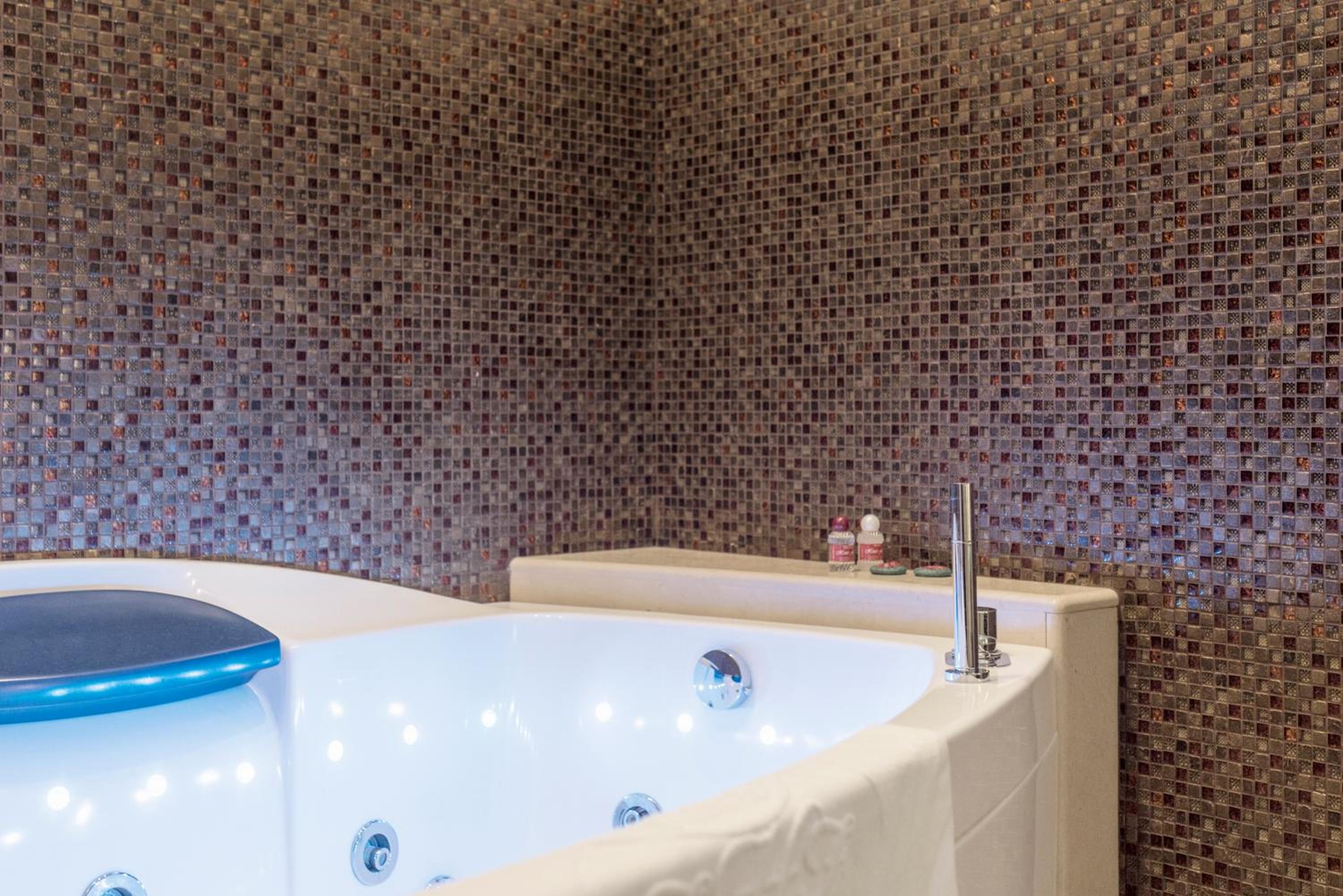 Suite with Spa Bath - Photo 4