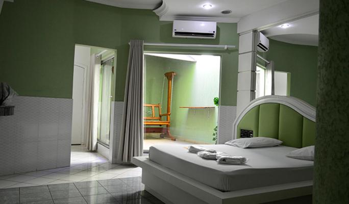 Suite with Hot Tub photo 2