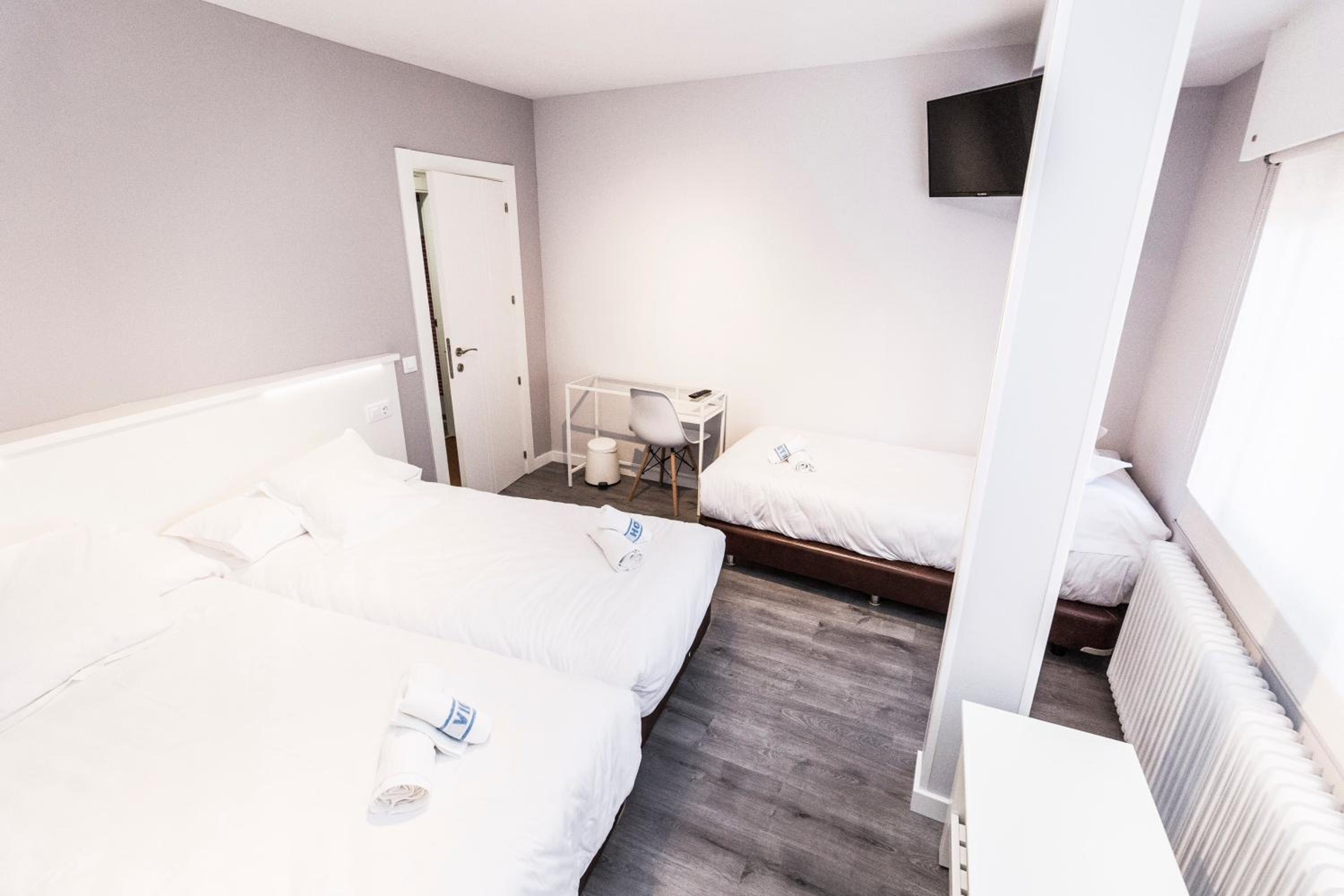 Twin Room with Extra Bed with Private Bathroom - Photo 3