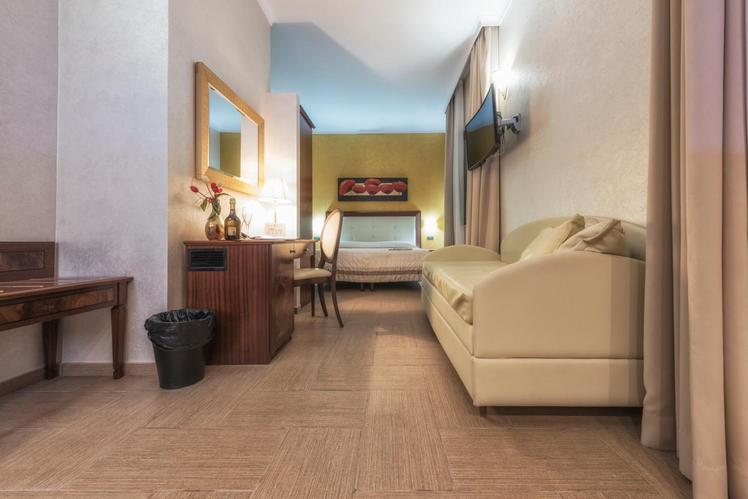 Suite with Spa Bath - Photo 1