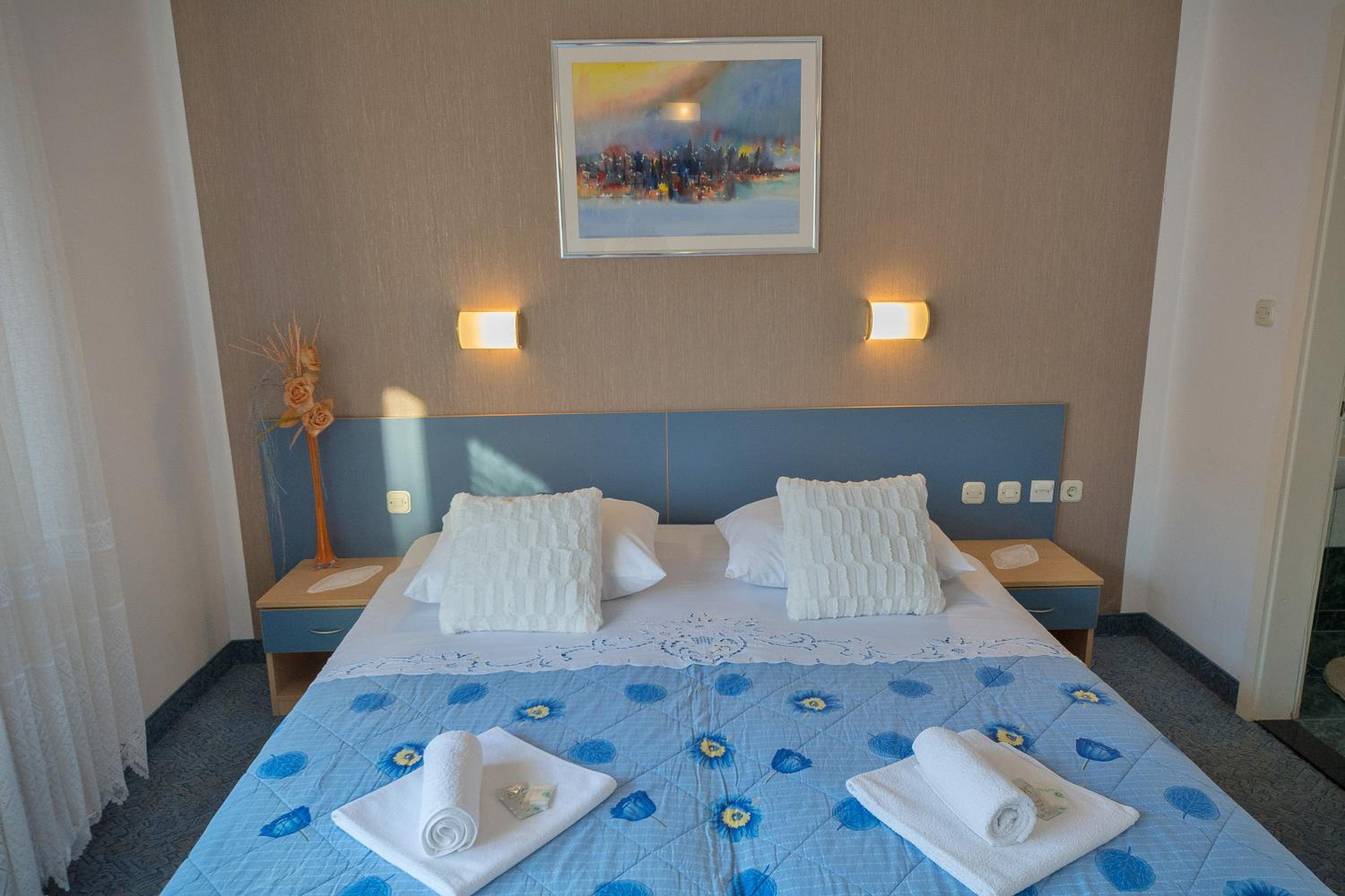 Double or Twin Room with Partial Sea View - Photo 6