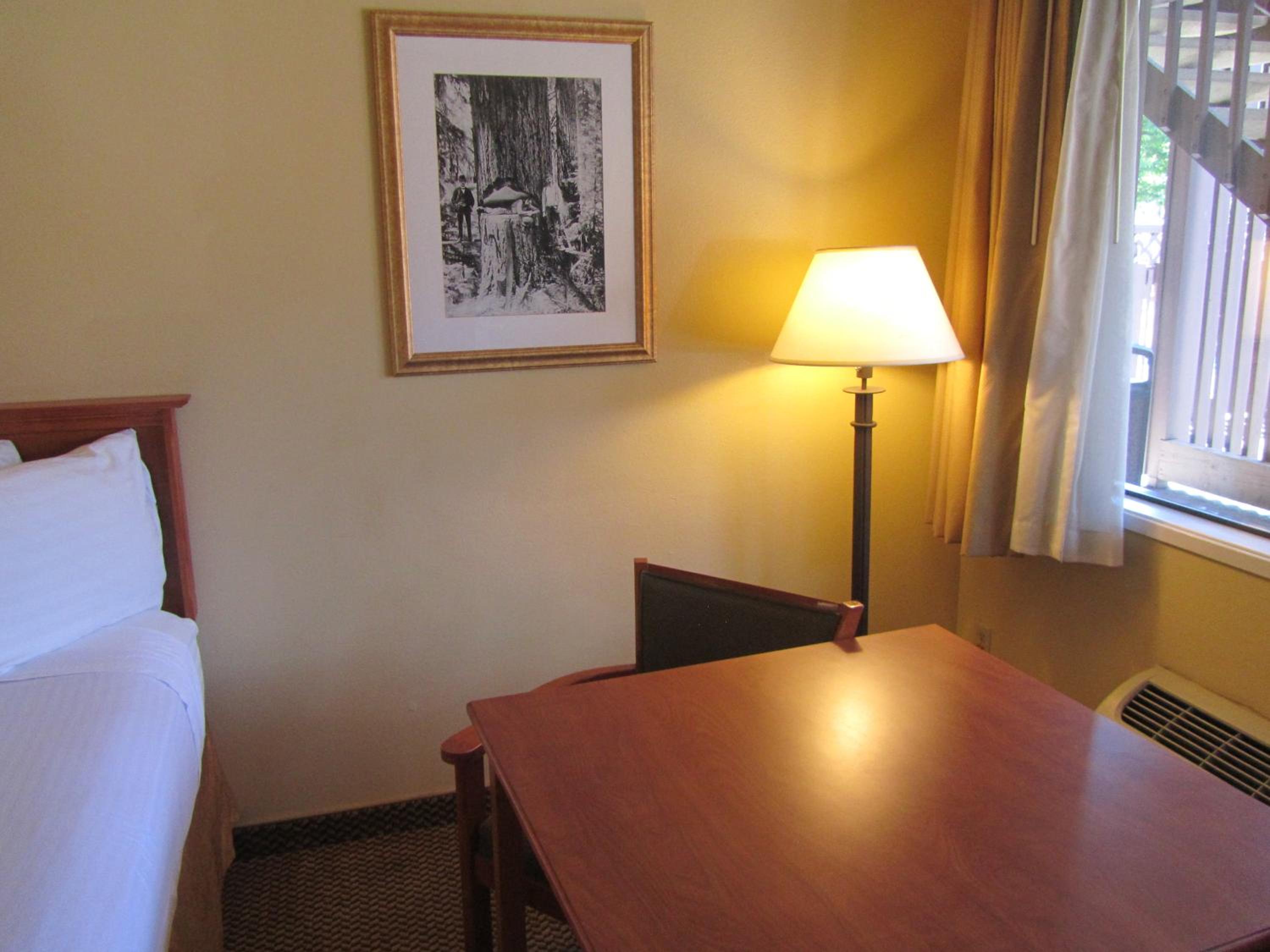 Queen Room with Two Queen Beds - Non-Smoking photo 3