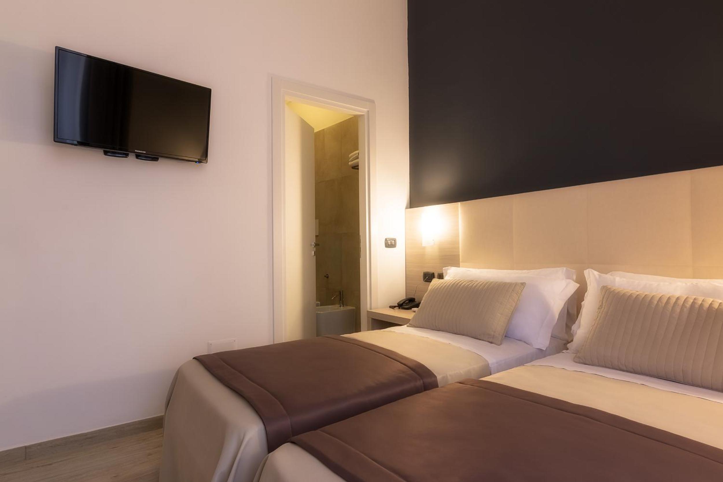 Standard Double or Twin Room - Photo 9