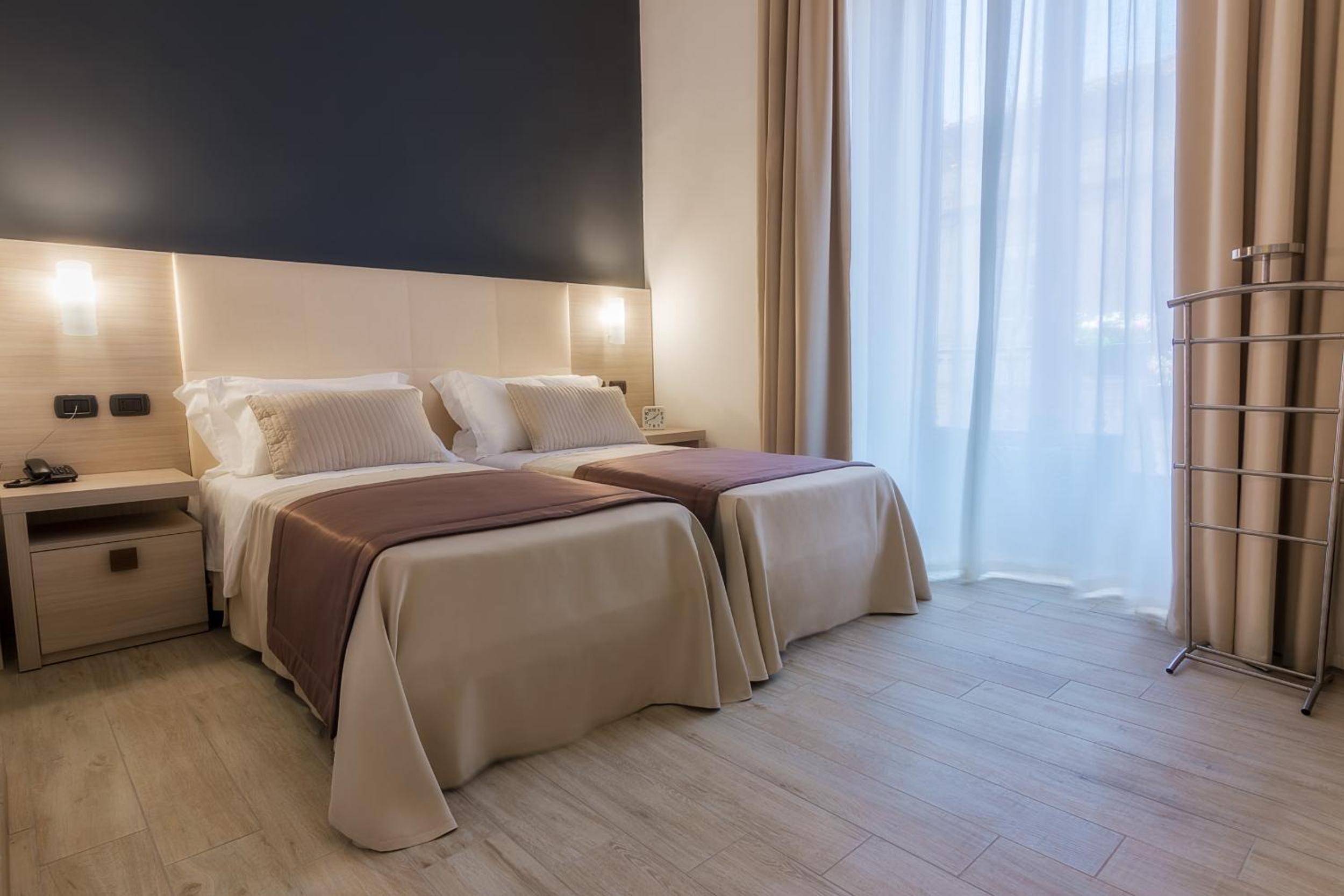 Standard Double or Twin Room - Photo 6