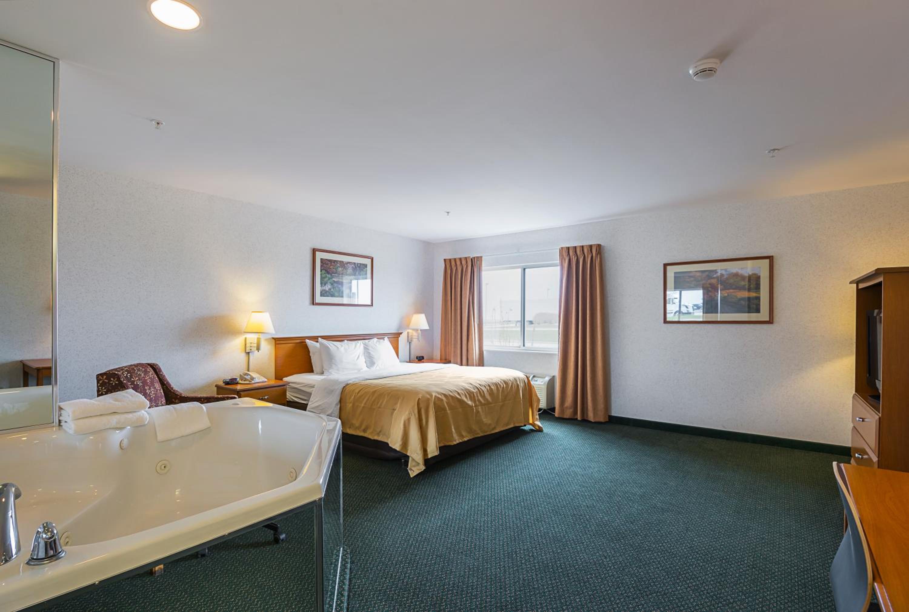 King Suite with Hot Tub - Non-Smoking - Photo 3
