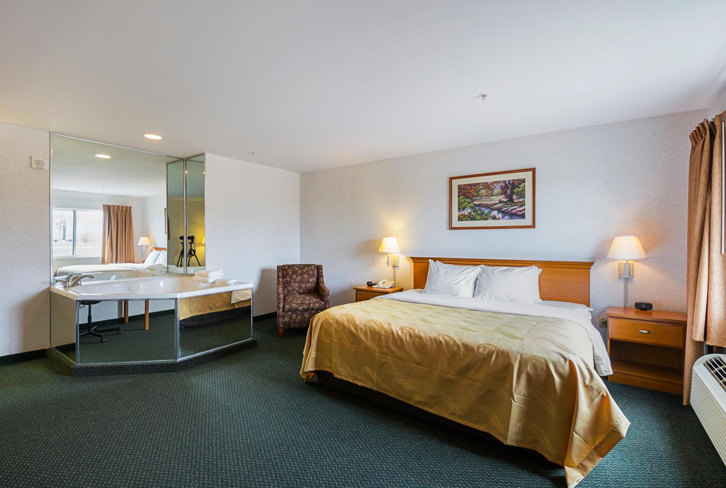 King Suite with Hot Tub - Non-Smoking - Photo 1