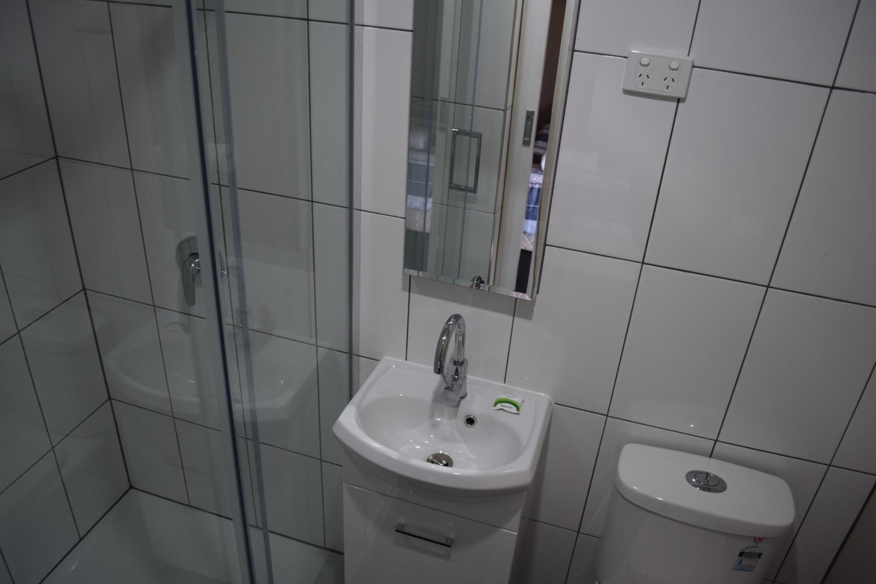 Deluxe Double Room with Shower - Photo 12