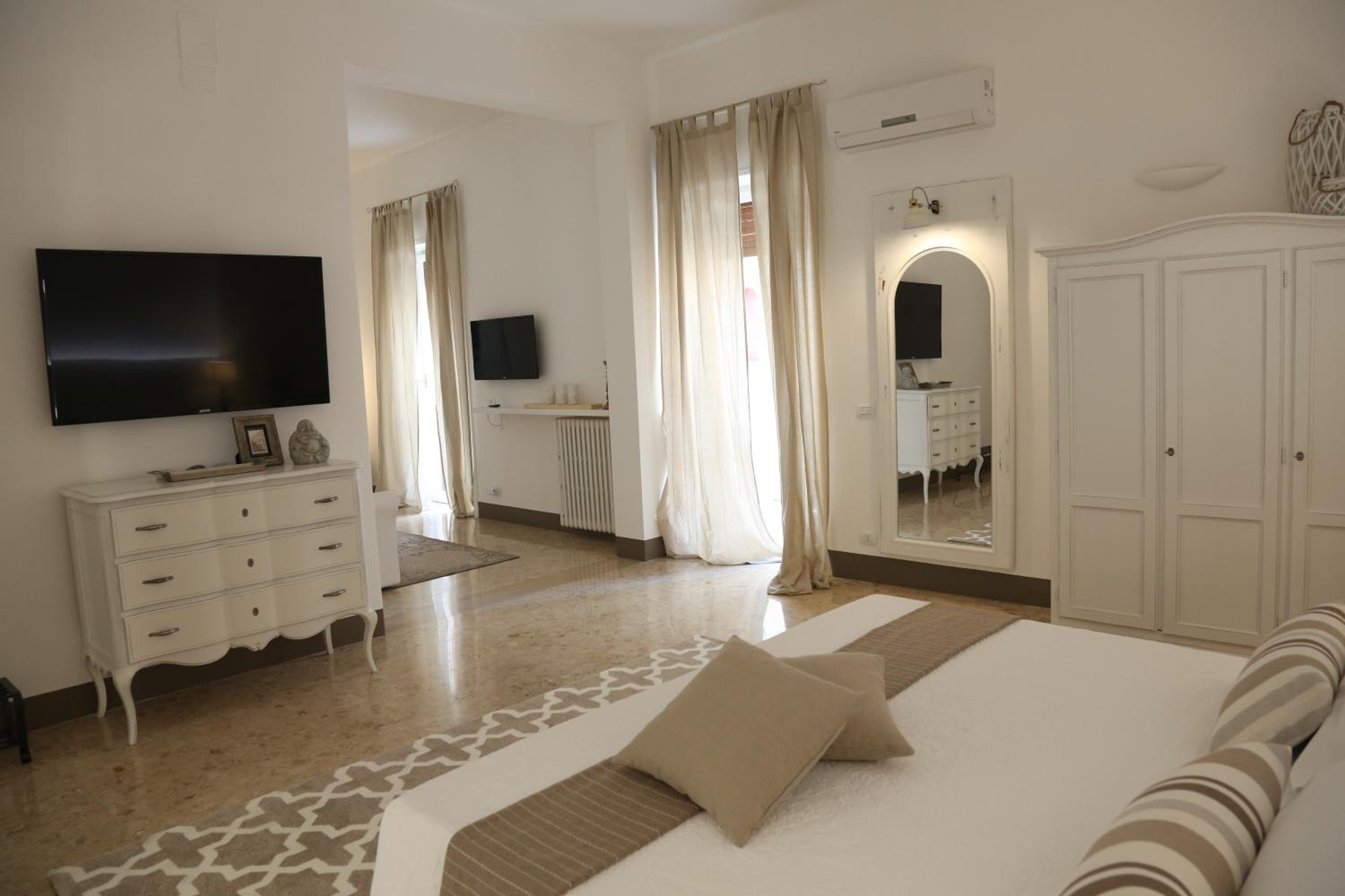 Large Double Room with Balcony photo 3