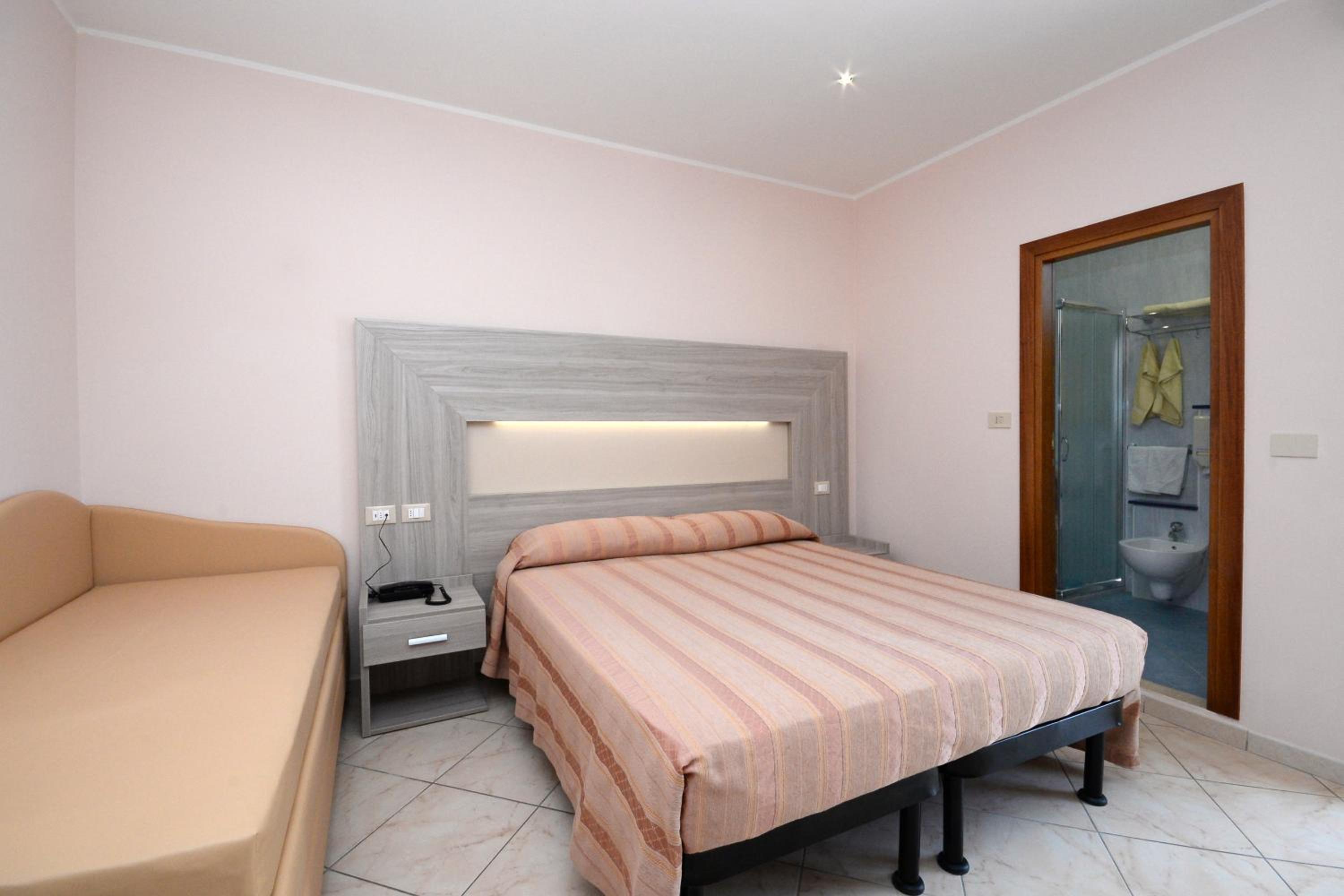 Double Room - Photo 8