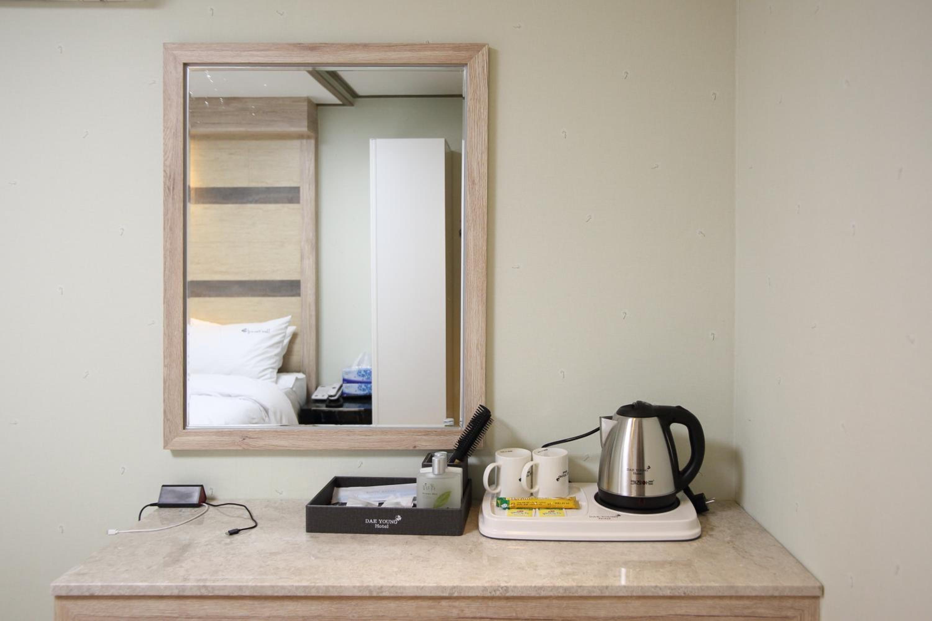 Deluxe Queen Room - Photo 9